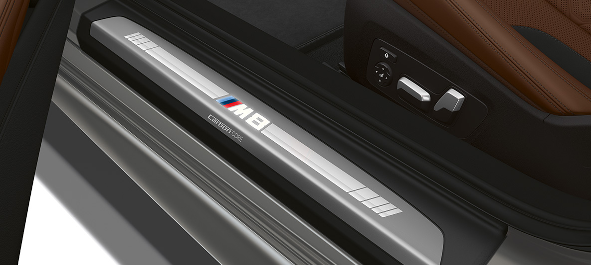 Listello battitacco con scritta M8. F91 Listello battitacco della BMW M8 Cabriolet con scritta M8. F91
