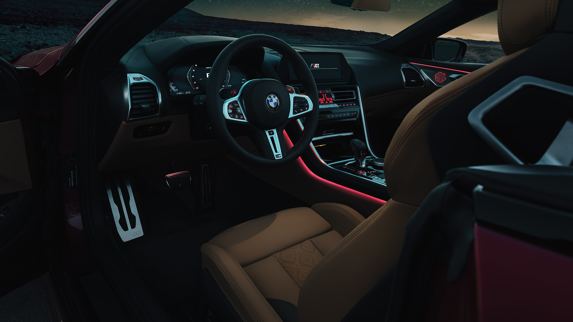 BMW M8 Competition Cabriolet, cockpit. F91 BMW M8 Competition Cabriolet, cockpit di notte con volante in pelle M e luce ambiente rossa. F91