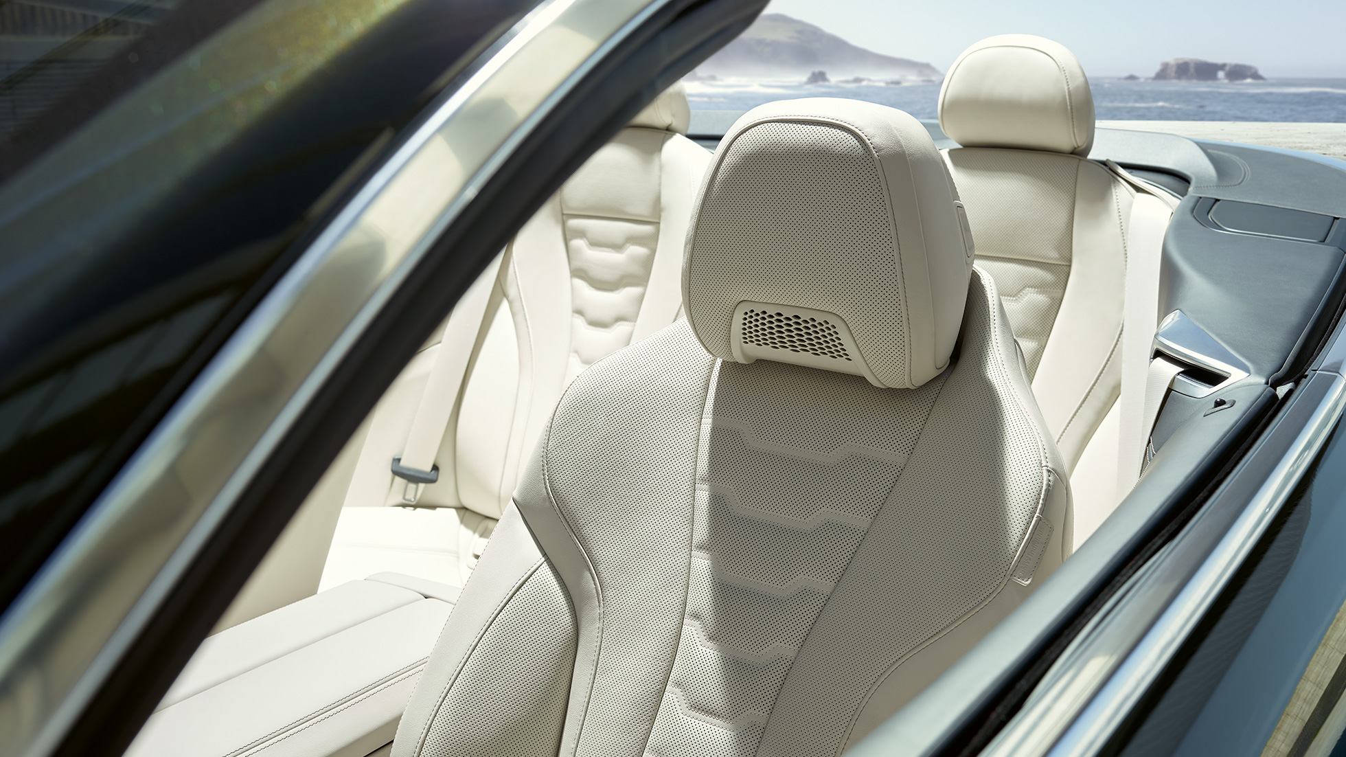 BMW M850i xDrive Cabriolet, sedili multifunzione per guidatore e passeggero. G14 BMW M850i xDrive Cabriolet in Dravit Grey metallizzato con capote aperta, interni con sedili multifunzione ed equipaggiamento in pelle Merino BMW Individual Ivory White. G14