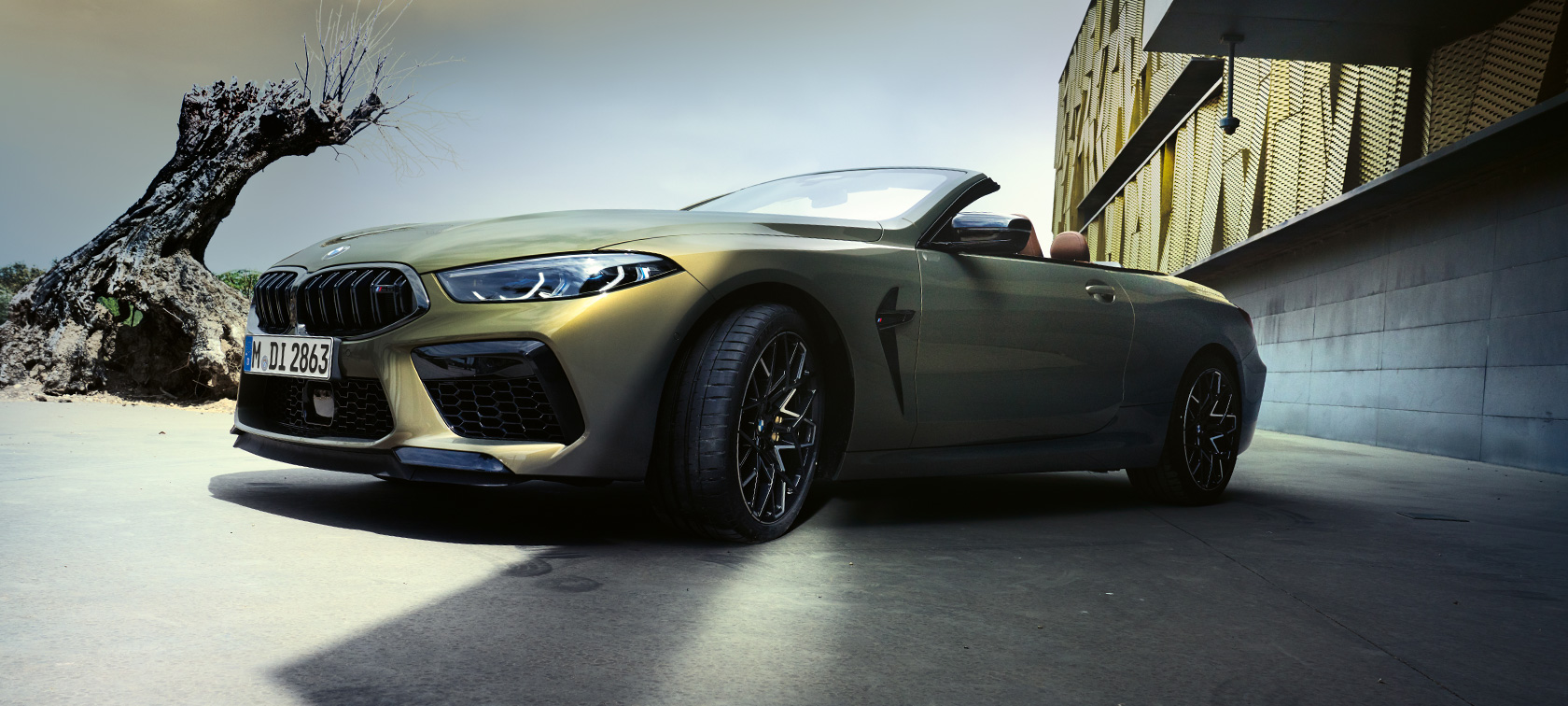 Vista anteriore a tre quarti della BMW M8 Competition Cabrio F91 LCI 2022 BMW M8 Competition Cabrio F91 LCI Facelift 2022 BMW Individual Brass metallizzato vista anteriore a tre quarti con prospettiva dal basso