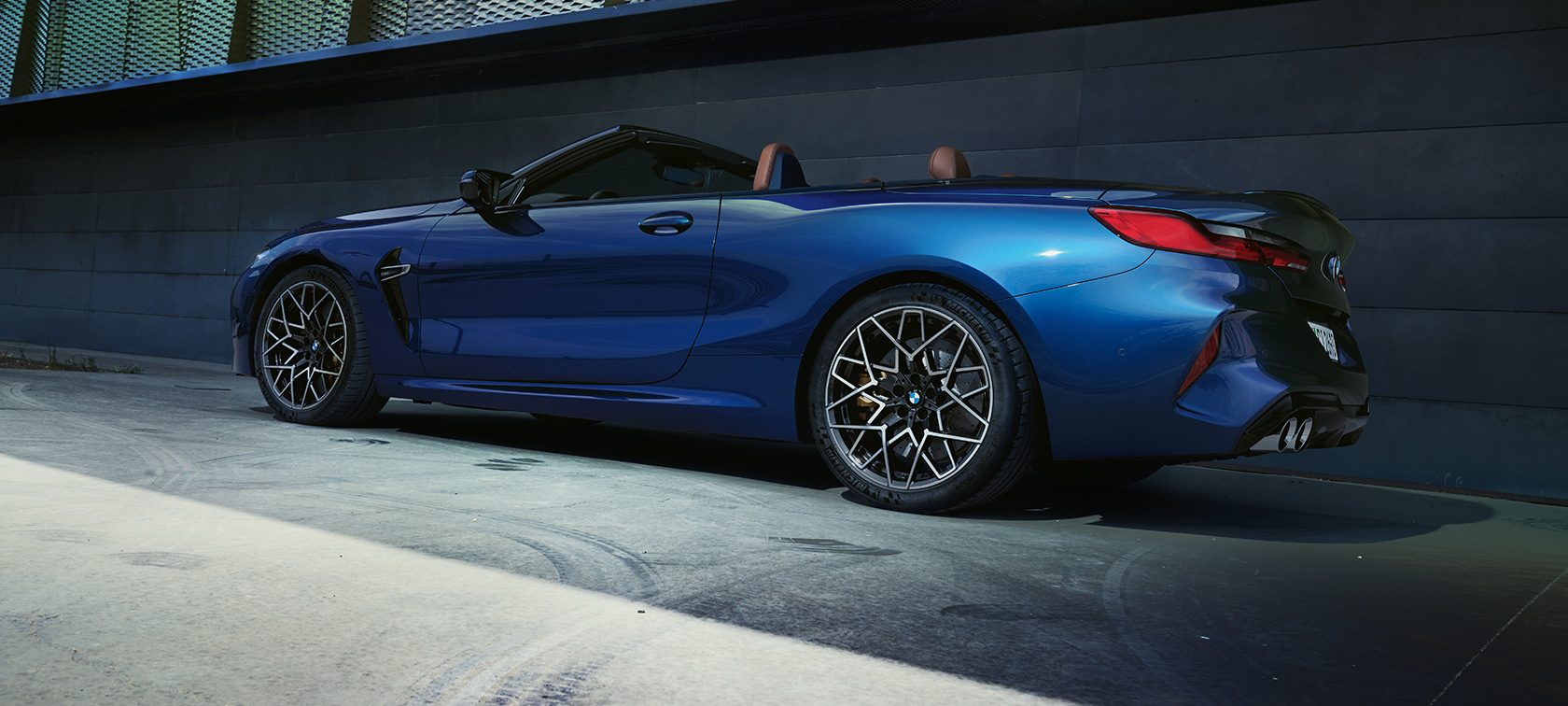 Vista posteriore a tre quarti della BMW M8 Cabrio F91 LCI Facelift 2022 Vista posteriore a tre quarti BMW M8 Cabrio F91 LCI Facelift 2022 BMW Individual Tansanite Blue metallizzato Vista posteriore a tre quarti
