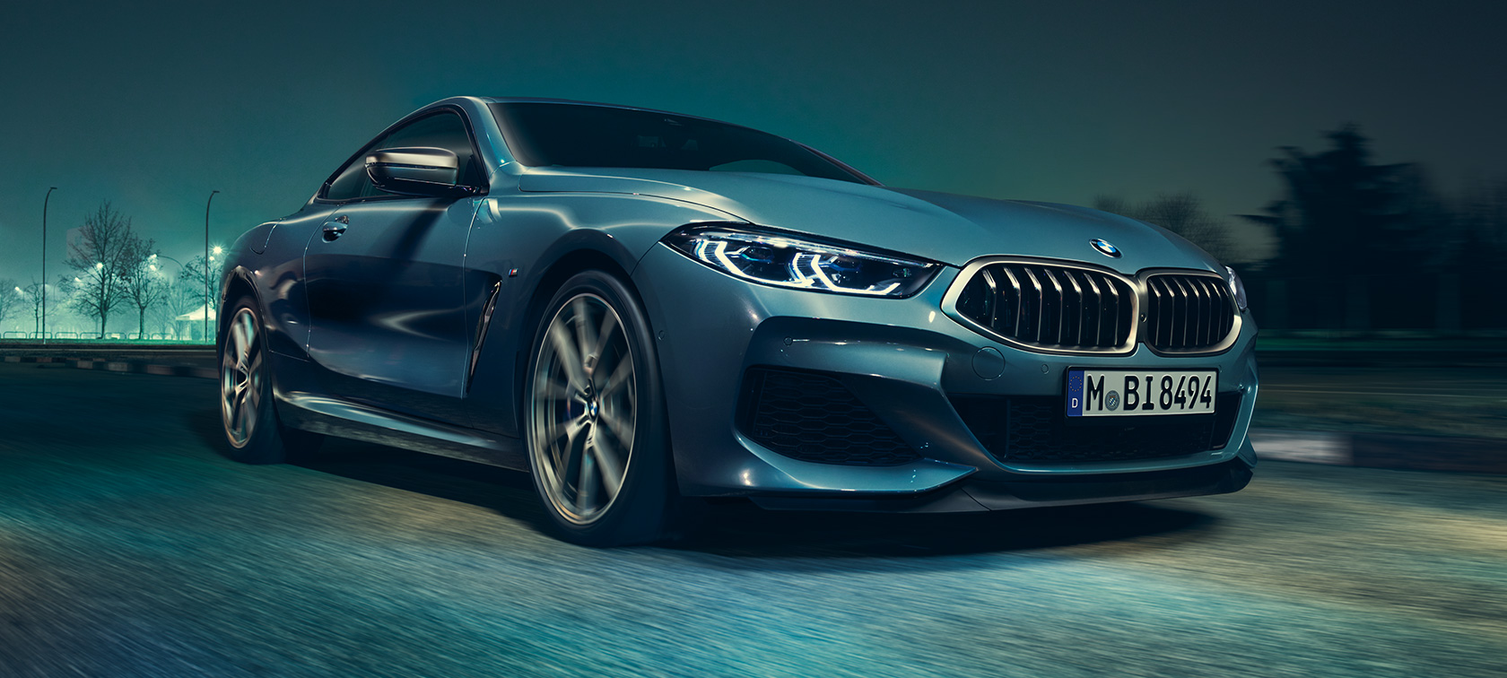 BMW M850i xDrive Coupé, vue de trois quarts avant. G15 BMW M850i xDrive Coupé en Barcelona Blau metallic, vue de trois quarts avant, en marche. G15