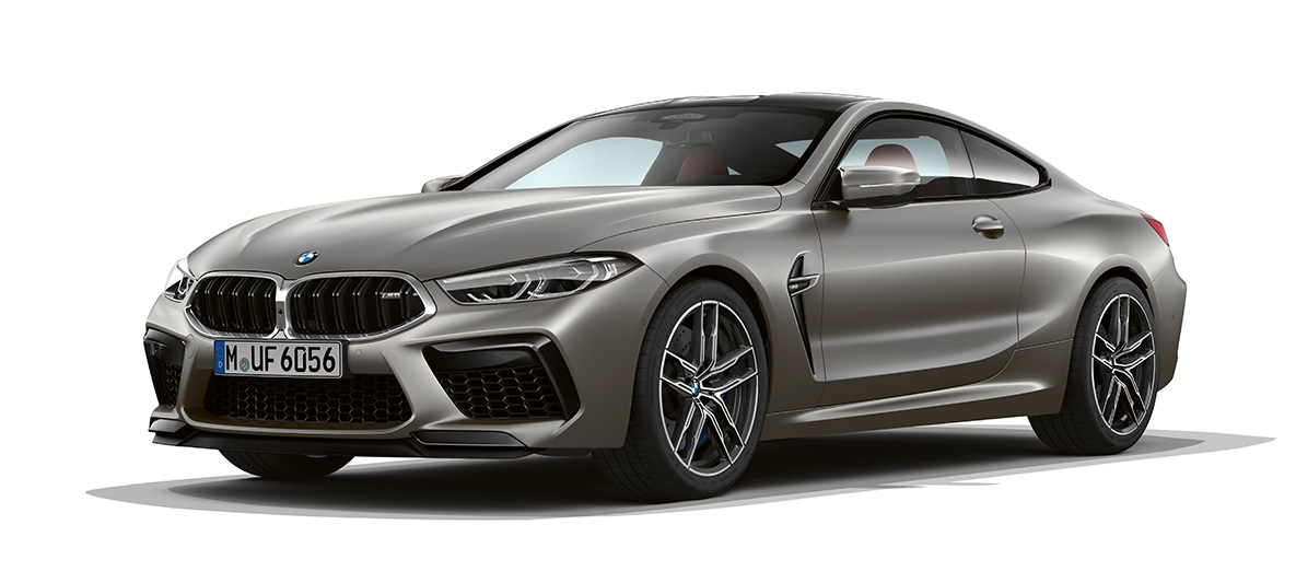 BMW M8 Coupé, vue de trois quarts de profil avant. F92 BMW M8 Coupé en Frozen Dark Silver, vue de trois quarts de profil avant. F92