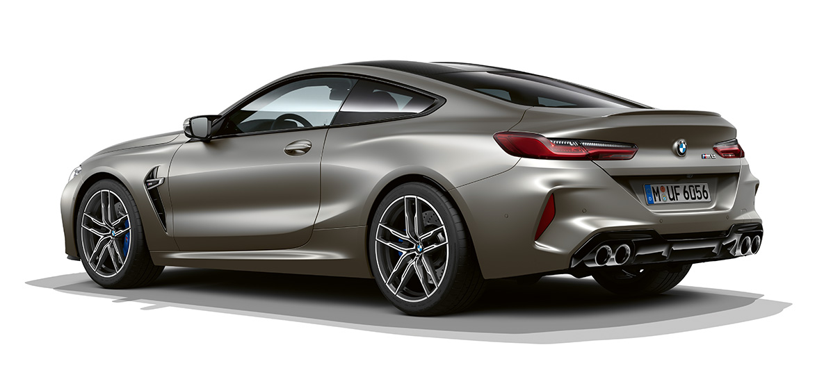 BMW M8 Coupé, vue de trois quarts de profil arrière. BMW M8 Coupé en Frozen Dark Silver, vue de trois quarts de profil arrière.