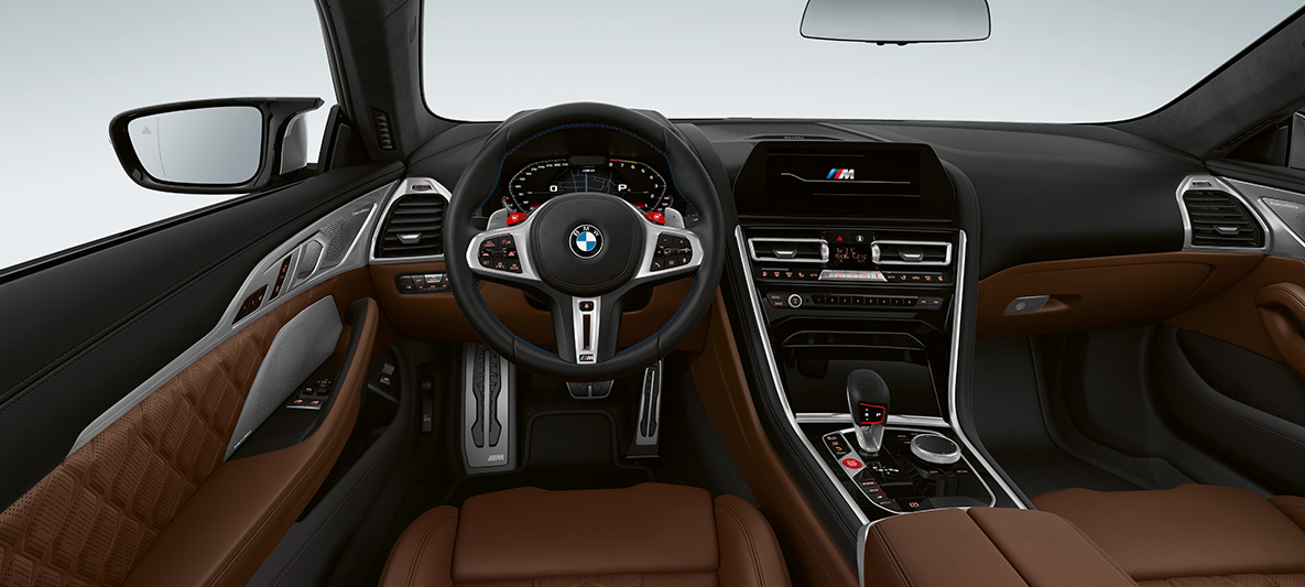 BMW M8 Coupé, poste de conduite. F92 BMW M8 Coupé, poste de conduite avec volant M en cuir et touches rouges M1/M2. F92