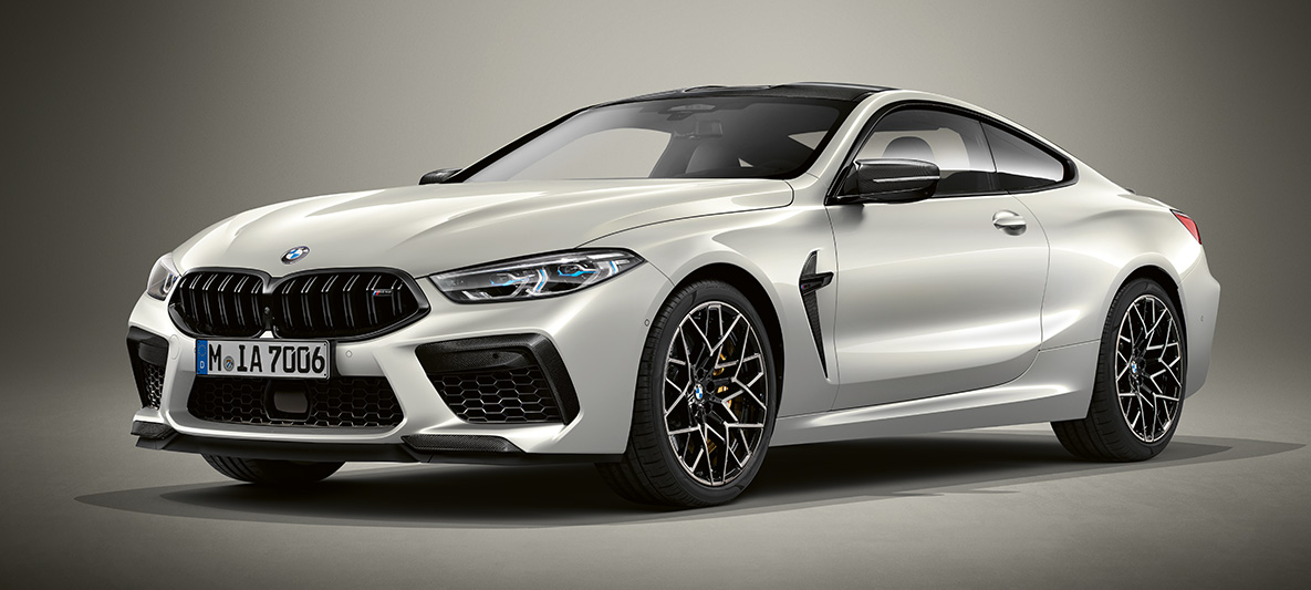 BMW Individual M8 Coupé en BMW Individual Brilliantweiss metallic. F92 BMW Individual M8 Coupé en BMW Individual Brilliantweiss metallic, vue de trois quarts avant. F92