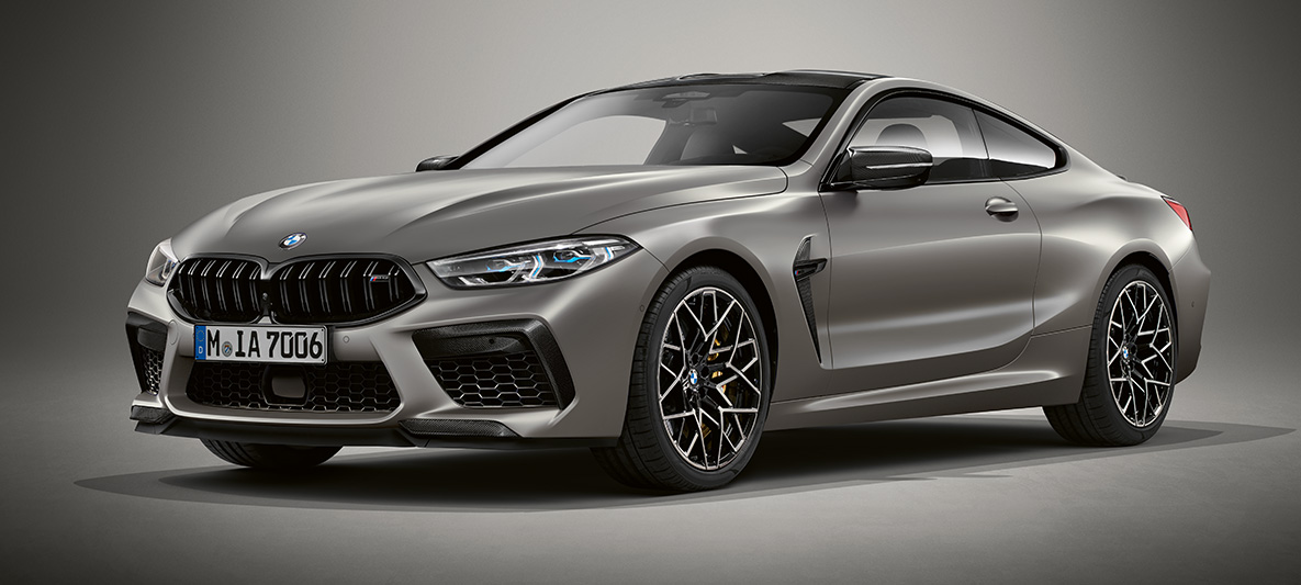 BMW Individual M8 Coupé en BMW Individual Frozen Dark Silver metallic. F92 BMW Individual M8 Coupé en BMW Individual Frozen Dark Silver metallic, vue de trois quarts avant. F92