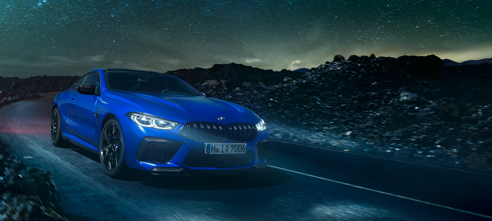 BMW M8 Competition Coupé. F92 La première BMW M8 Competition Coupé en Marina Bay Blau metallic, vue de trois quarts face. F92