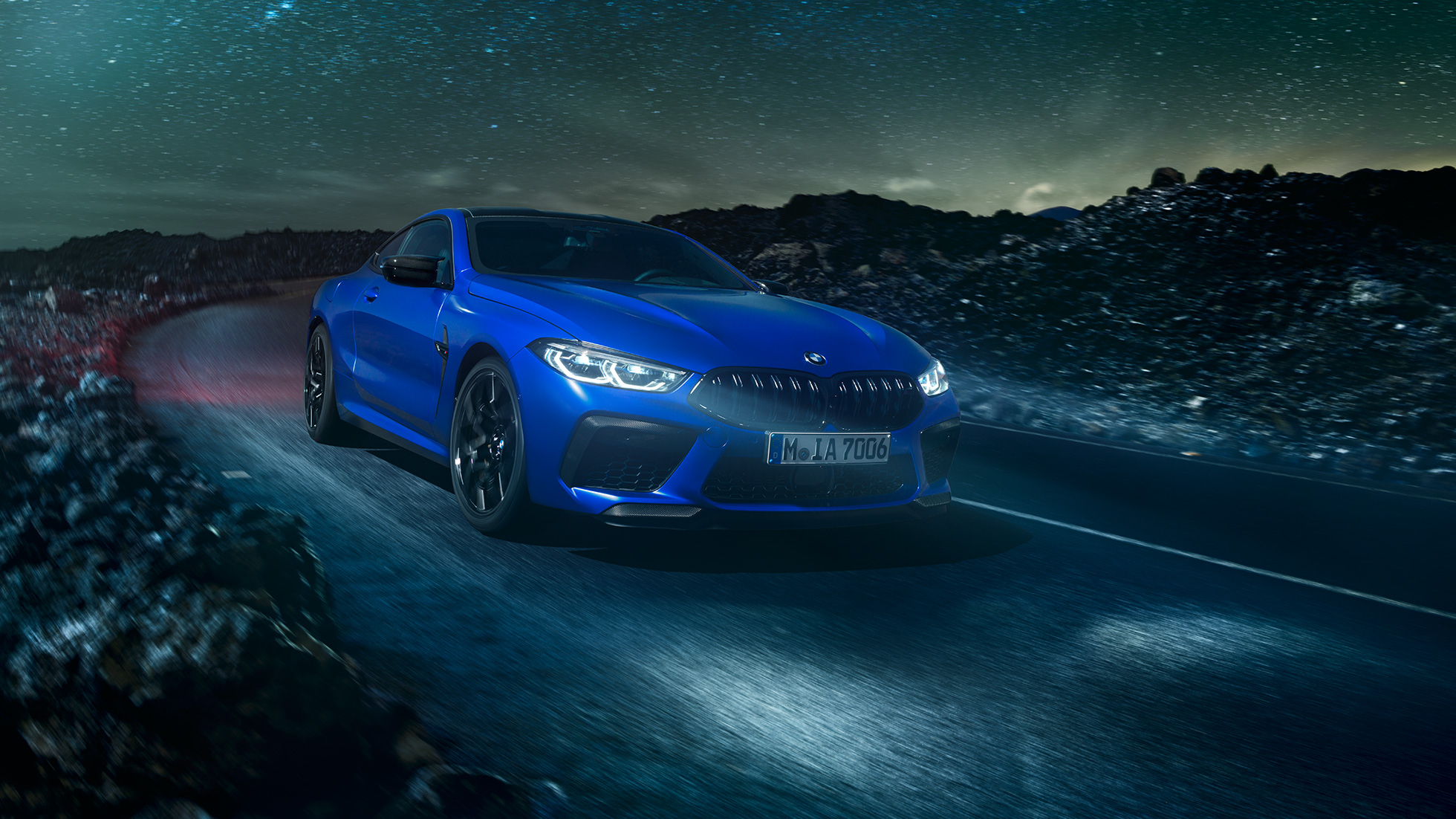 BMW M8 Competition Coupé. BELUX: F92 La prima BMW M8 Competition Coupé in Marina Bay Blue metallizzato, vista frontale di tre quarti. F92