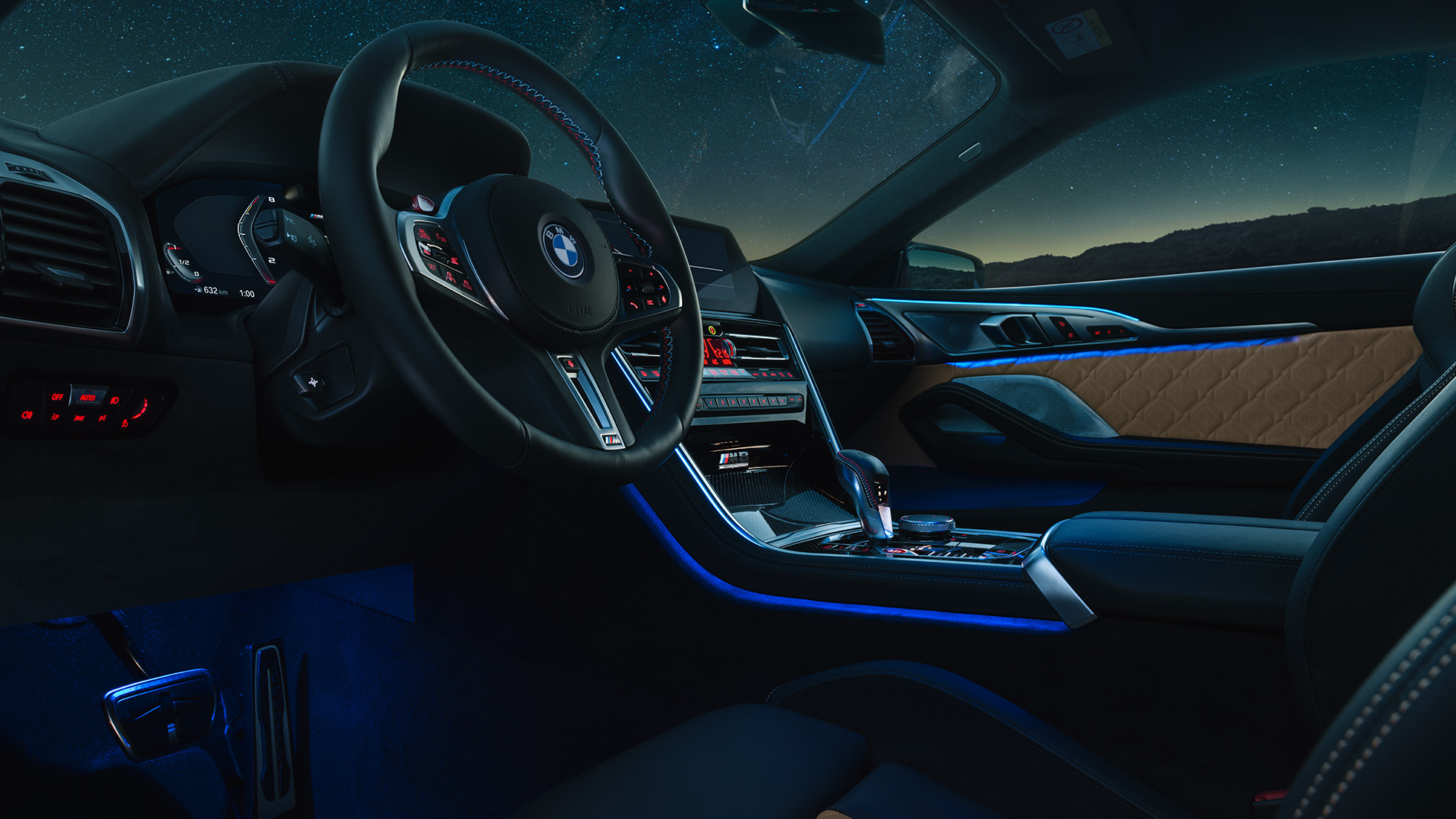 BMW M8 Competition Coupé, cockpit. F92 BMW M8 Competition Coupé, cockpit di notte con volante in pelle M e luce ambiente blu. F92