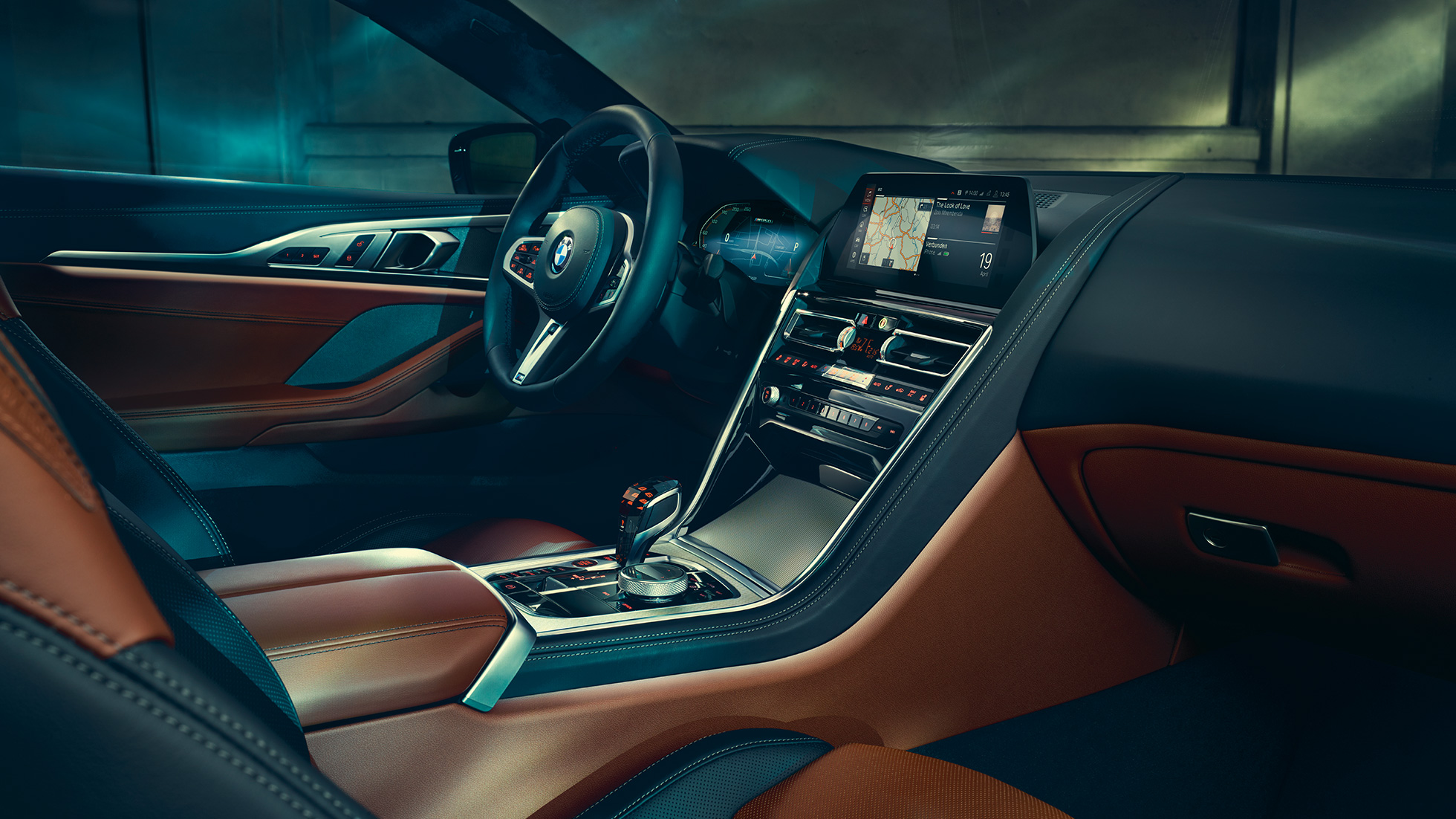 BMW M850i xDrive Coupé, Cockpit. G15 BMW M850i xDrive Coupé, Cockpit con BMW Live Cockpit Professional e volante in pelle M. G15