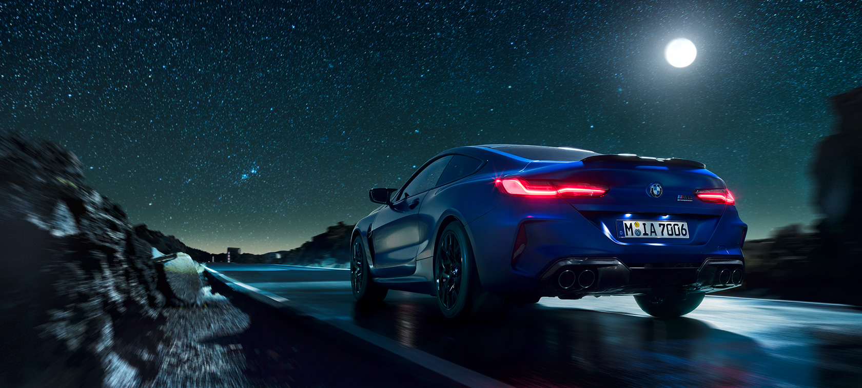 BMW M8 Competition Coupé, vue arrière. F92 BMW M8 Competition Coupé, vue arrière, conduite de nuit avec pleine lune. F92