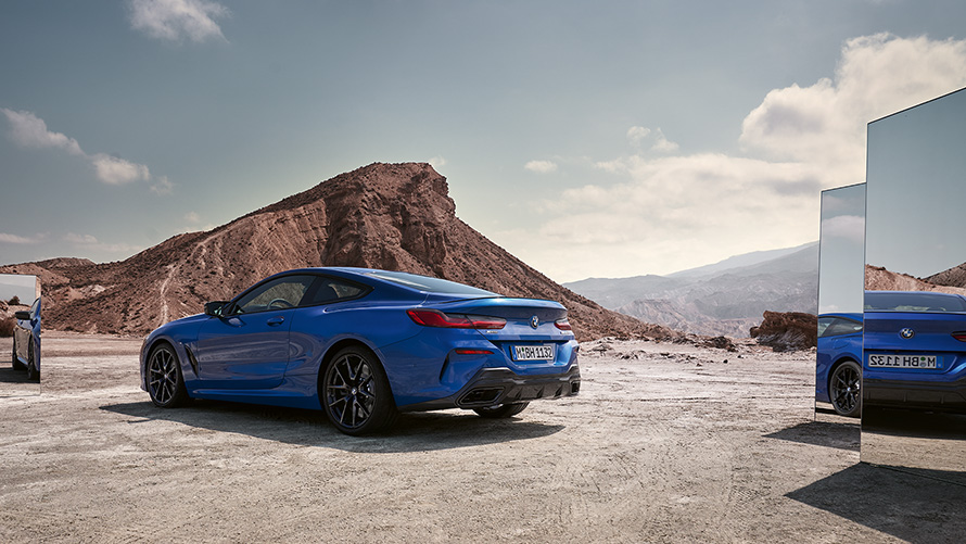 BMW M850i xDrive Coupé G15 LCI Facelift 2022 M Portimao Blue metallizzato vista posteriore da ferma con retrovisori esterni