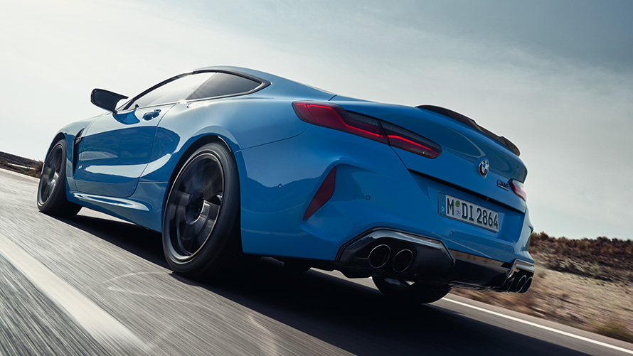 BMW M8 Competition Coupé F92 LCI Facelift 2022 Daytona Beach Blue pastello vista posteriore a tre quarti in movimento