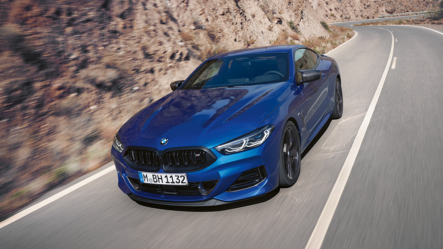 BMW M850i xDrive Coupé G15 LCI Facelift 2022 M Portimao Blue metallizzato Vista anteriore a tre quarti in movimento