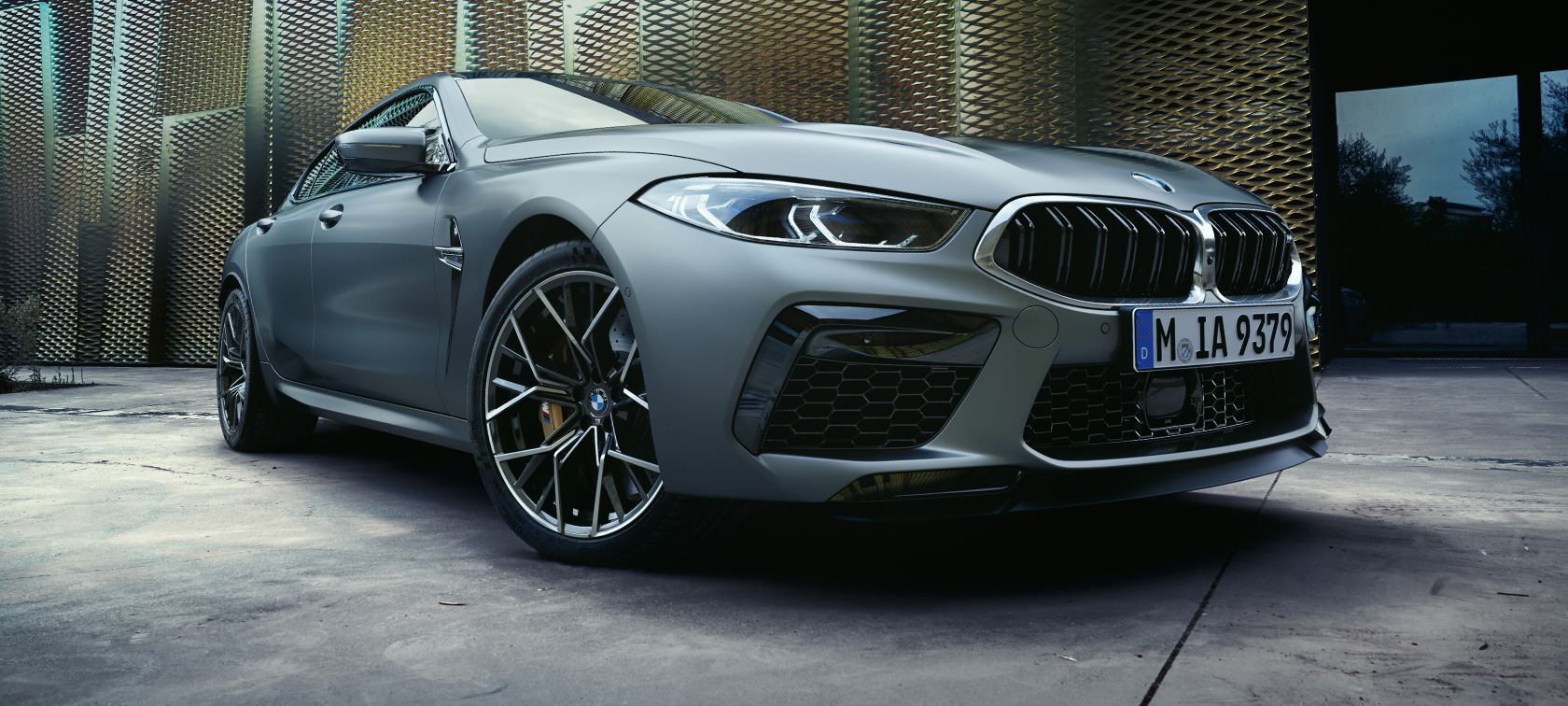 Dreiviertel-Frontansicht BMW M8 Gran Coupé F93 LCI Facelift 2022 BMW M8 Gran Coupé F93 LCI Facelift 2022 BMW Individual Frozen Pure Grey metallic Dreiviertel-Frontansicht Froschperspektive