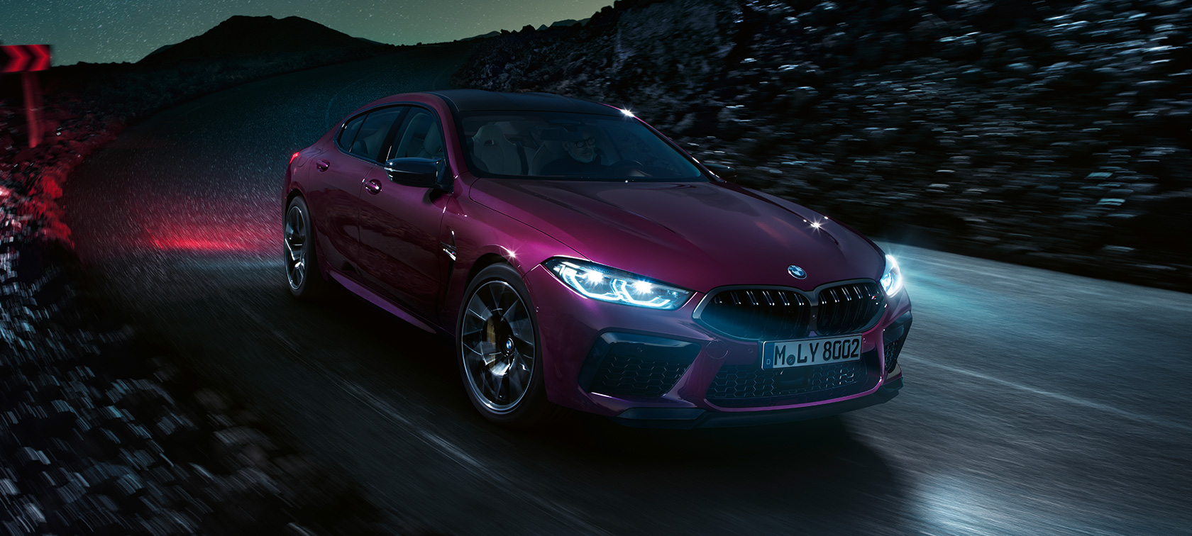 BMW M8 Competition Gran Coupé, vue de trois quarts face. F93 Vue frontale de trois quarts de la BMW M8 Competition Gran Coupé F93 2020 en BMW Individual Ametrin metallic, de nuit