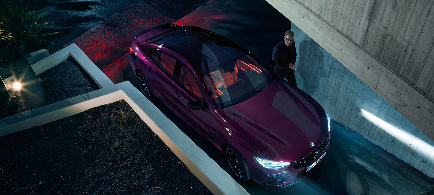 BMW M8 Competition Gran Coupé en plongée F93 Vue plongeante de la BMW M8 Competition Gran Coupé F93 2020 en BMW Individual Ametrin metallic devant des bâtiments