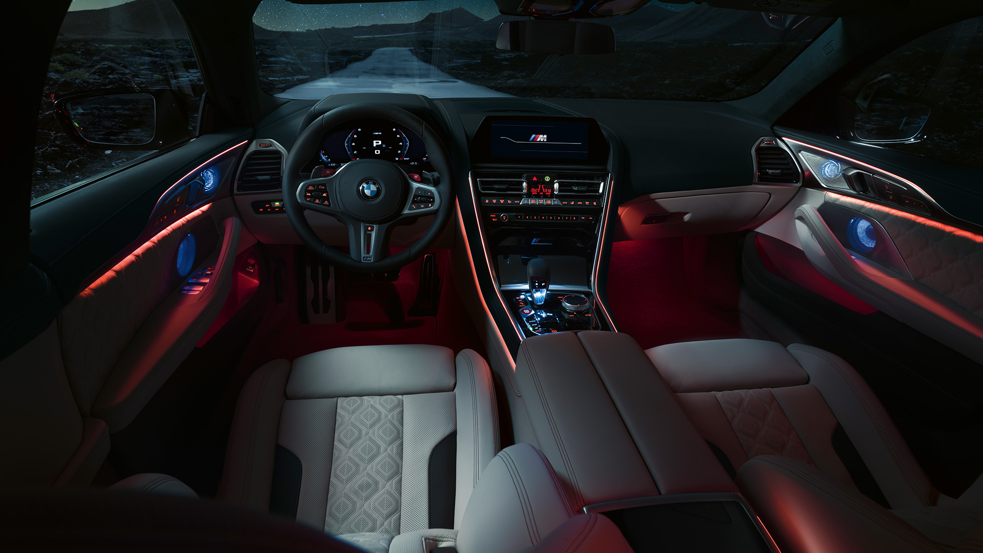 BMW M8 Competition Gran Coupé, interni F93 BMW M8 Competition Gran Coupé con sedili sportivi M F93 2020 interni F93