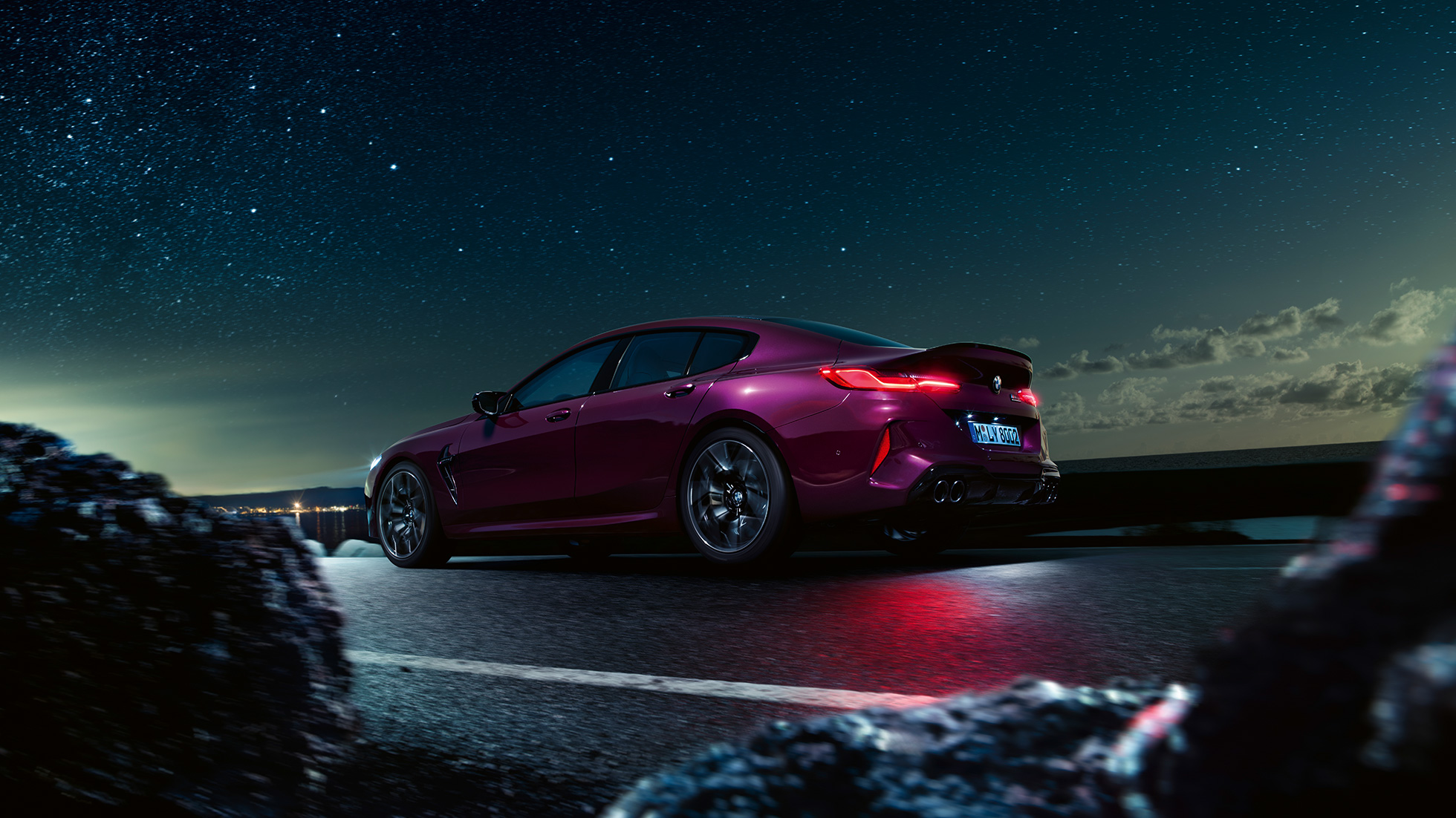 BMW M8 Competition Gran Coupé, vista posteriore a tre quarti, prospettiva dal basso. F93 BMW M8 Competition Gran Coupé F93 2020 BMW Individual Ametrin metallizzato, vista posteriore a tre quarti, prospettiva dal basso. F93