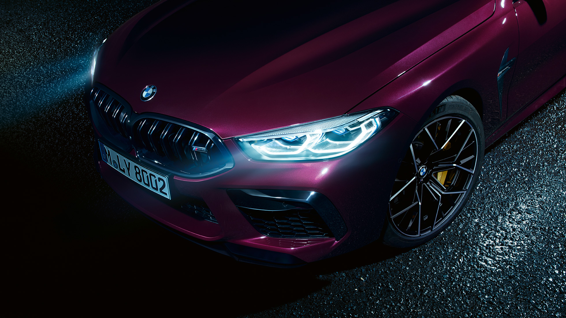 BMW M8 Competition Gran Coupé, primo piano della fiancata anteriore F93 La BMW M8 Competition Gran Coupé con BMW Laser F93 2020 BMW Individual Ametrin metallizzato, primo piano della fiancata anteriore F93
