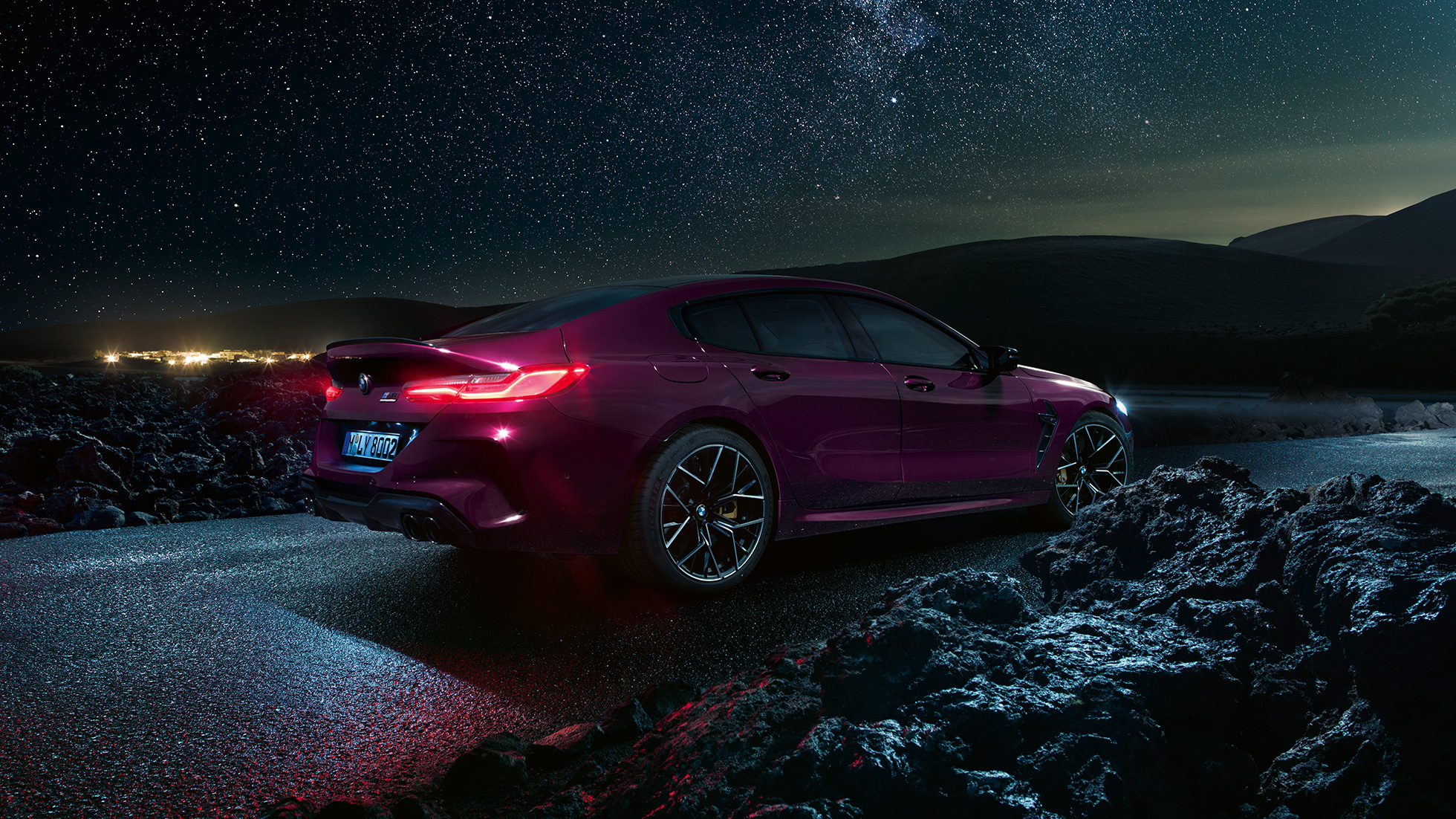 BMW M8 M Competition Gran Coupé, vista laterale di tre quarti da dietro F93 BMW M8 Competition Gran Coupé F93 2020 BMW Individual Ametrin metallizzato, vista laterale posteriore a tre quarti. F93