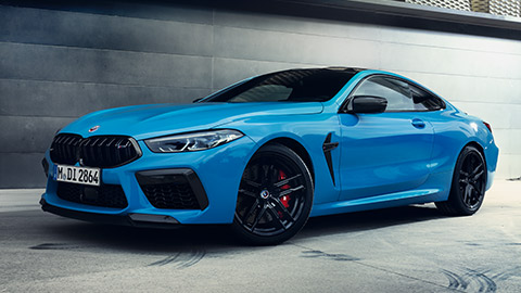 Modèles BMW M BMW M8 F92, vue de trois quarts arrière en stationnement avec modèle