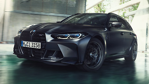 Modèles BMW M BMW M3 Competition Touring G81, vue de trois quarts avant en mouvement sur la route