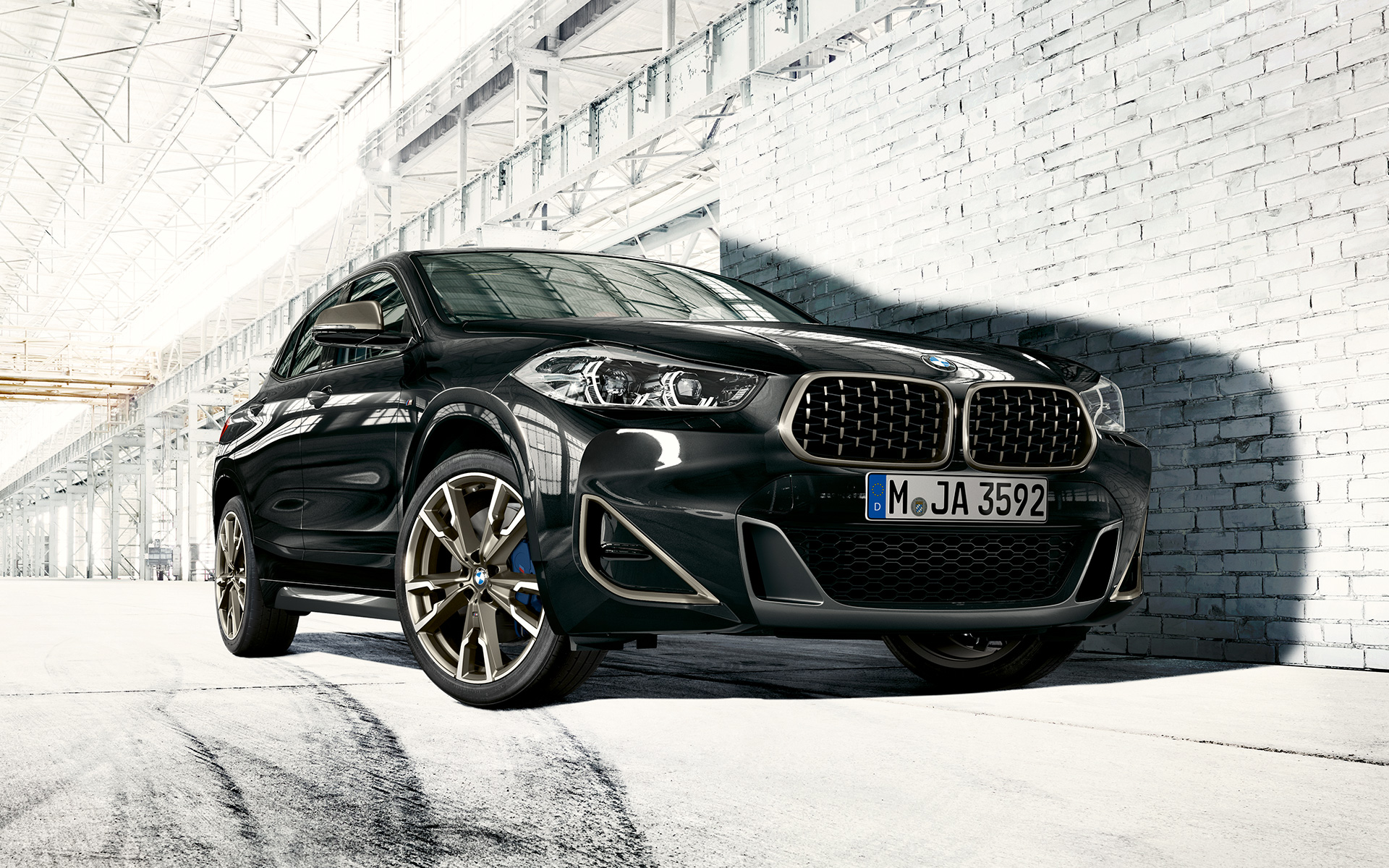 BMW Doppelniere BMW X2 M35i (F39) Saphirschwarz metallic Dreiviertel-Frontansicht stehend