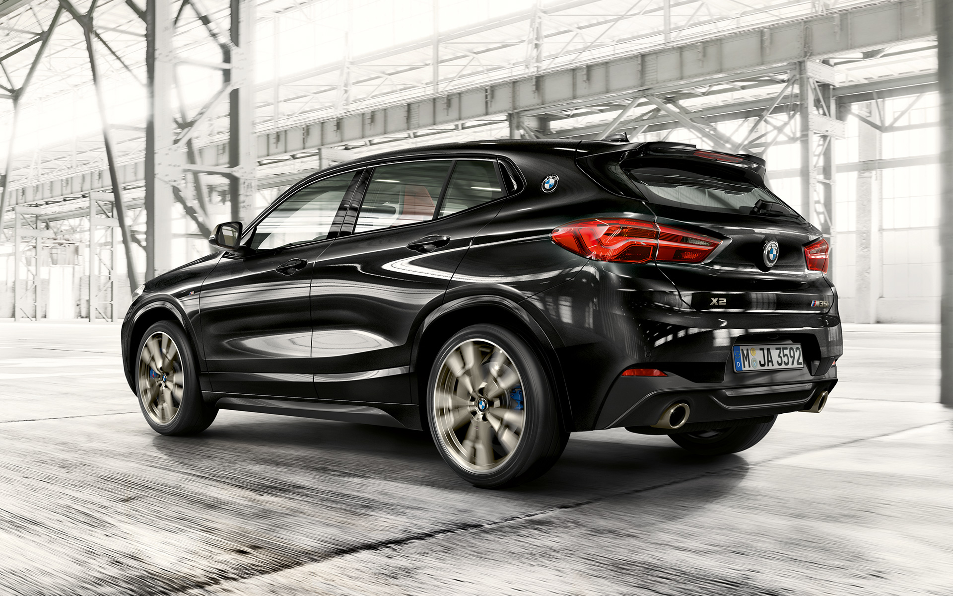 M Heckspoiler BMW X2 M35i (F39) Saphirschwarz metallic Dreiviertel-Heckansicht fahrend