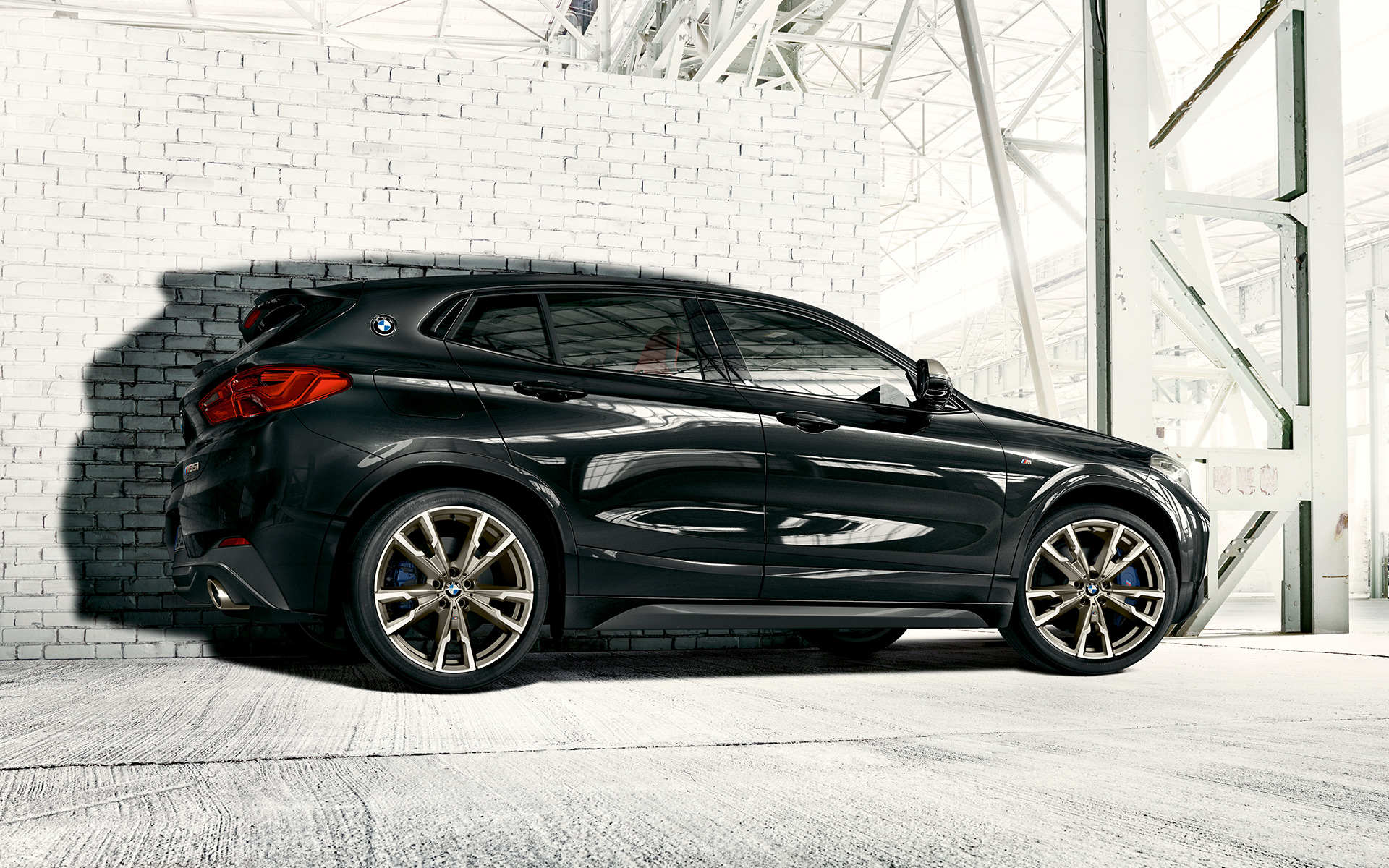 M Leichtmetallräder BMW X2 M35i (F39) Saphirschwarz metallic Seitenansicht stehend