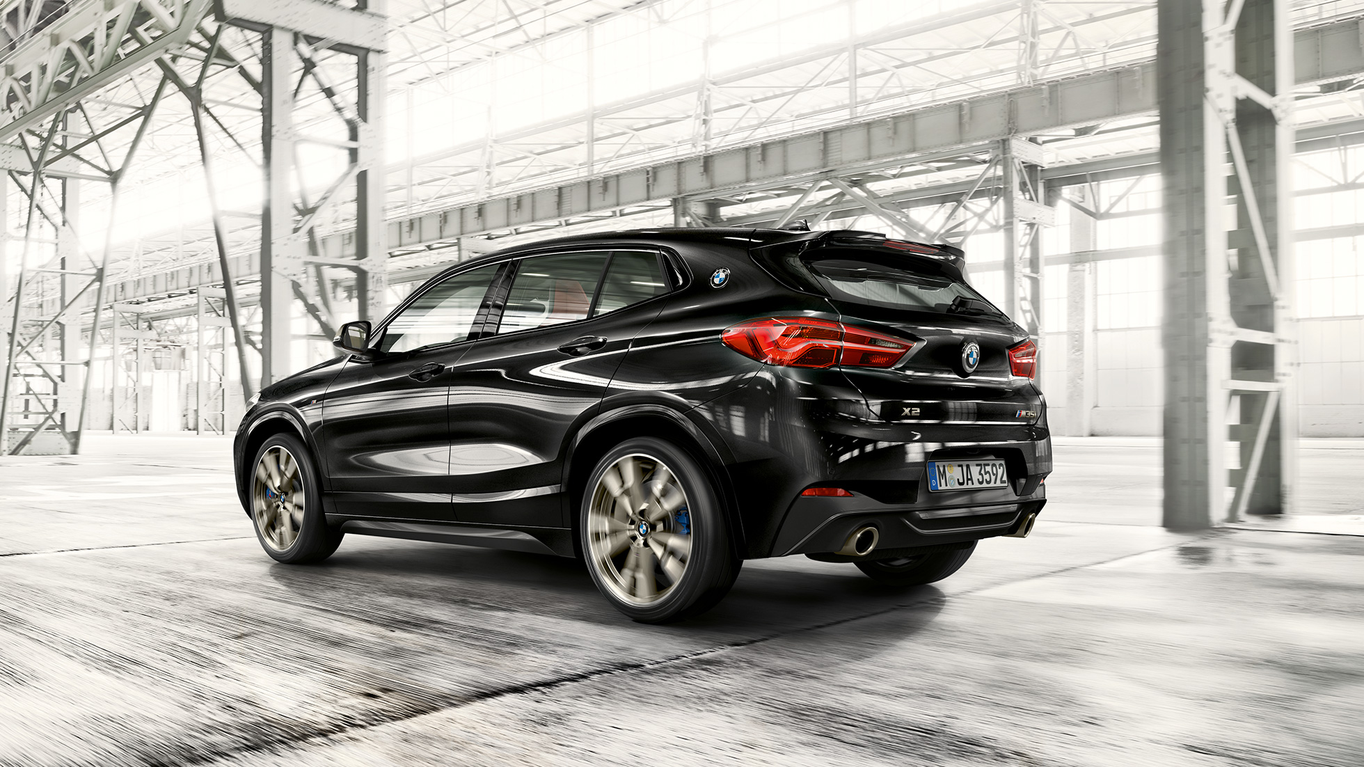 Dinamica di guida della BMW X2 M35i F39 Dinamica di guida della BMW X2 M35i Sapphire Black metallizzato F39 2018 vista posteriore a tre quarti