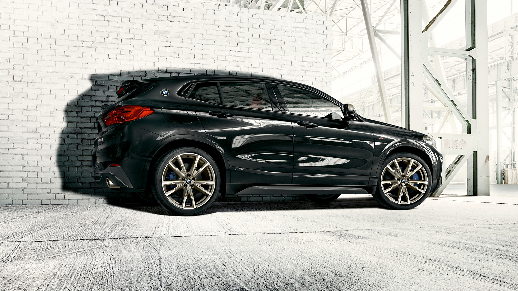 Esterni della BMW X2 M35i F39 Esterni della BMW X2 M35i Sapphire Black metallizzato F39 vista laterale