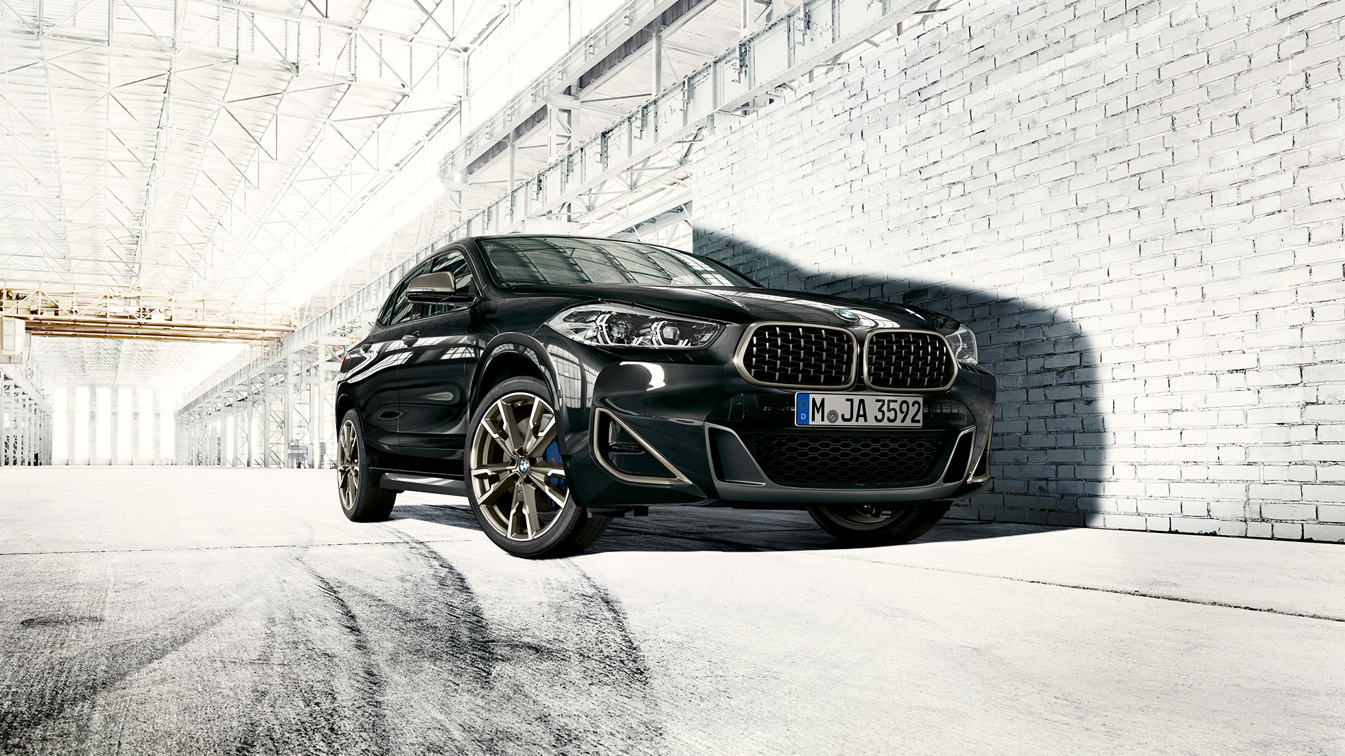Calandra a doppio rene della BMW X2 M35i F39 Calandra a doppio rene BMW della BMW X2 M35i in Sapphire Black metallizzato F39 vista anteriore a tre quarti