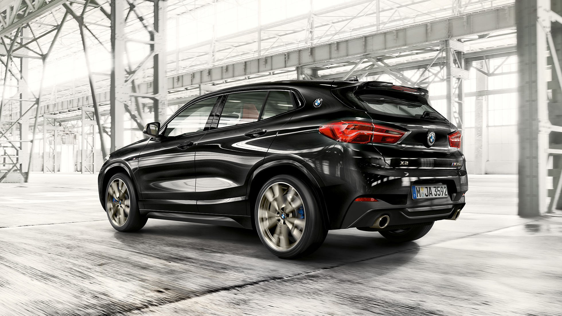 Spoiler posteriore M della BMW X2 M35i F39 Spoiler posteriore M della BMW X2 M35i in Sapphire Black metallizzato F39 vista posteriore a tre quarti