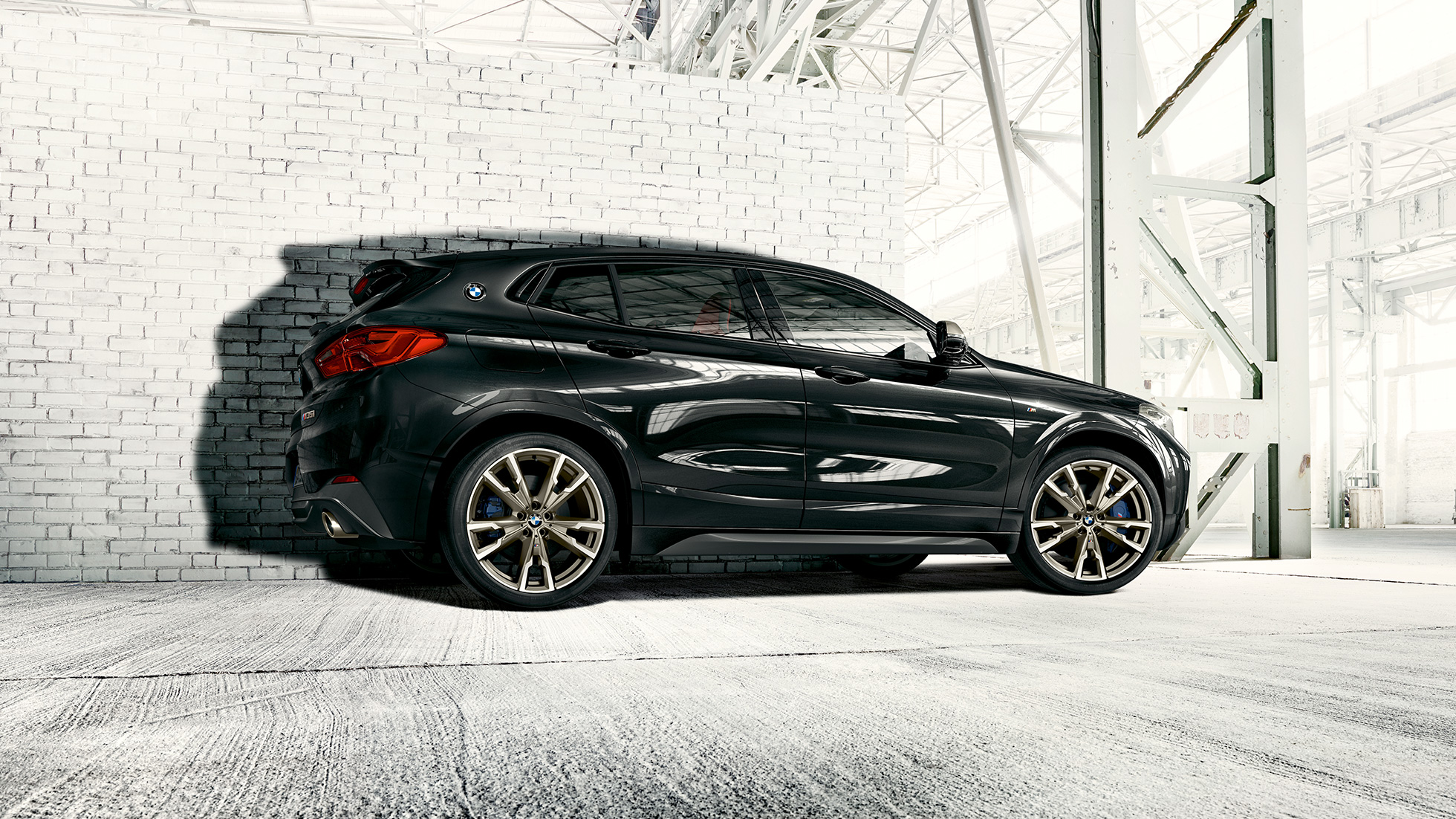 Cerchi in lega leggera M della BMW X2 M35i F39 Cerchi in lega leggera M della BMW X2 M35i in Sapphire Black metallizzato F39 vista laterale