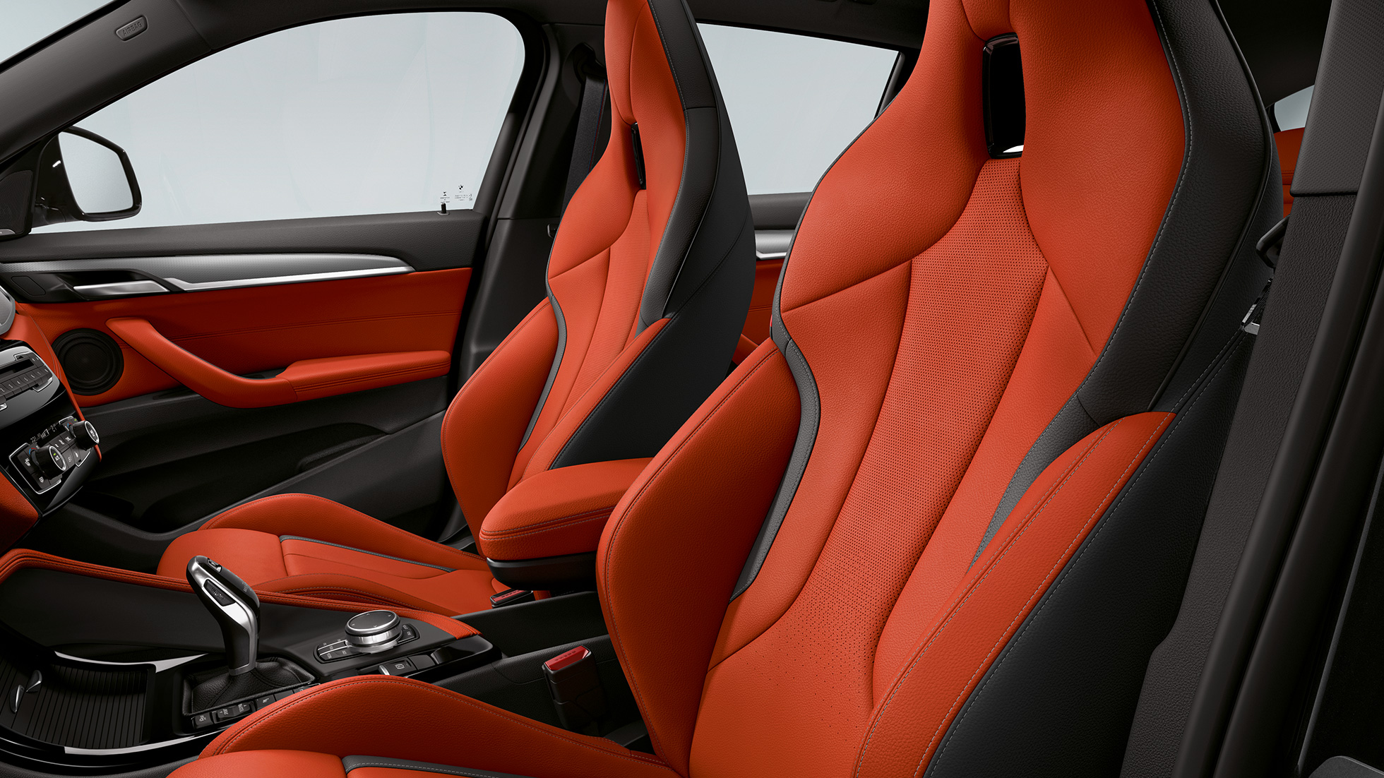 Sedili sportivi M della BMW X2 M35i Sedili sportivi M della BMW X2 M35i F39 abitacolo