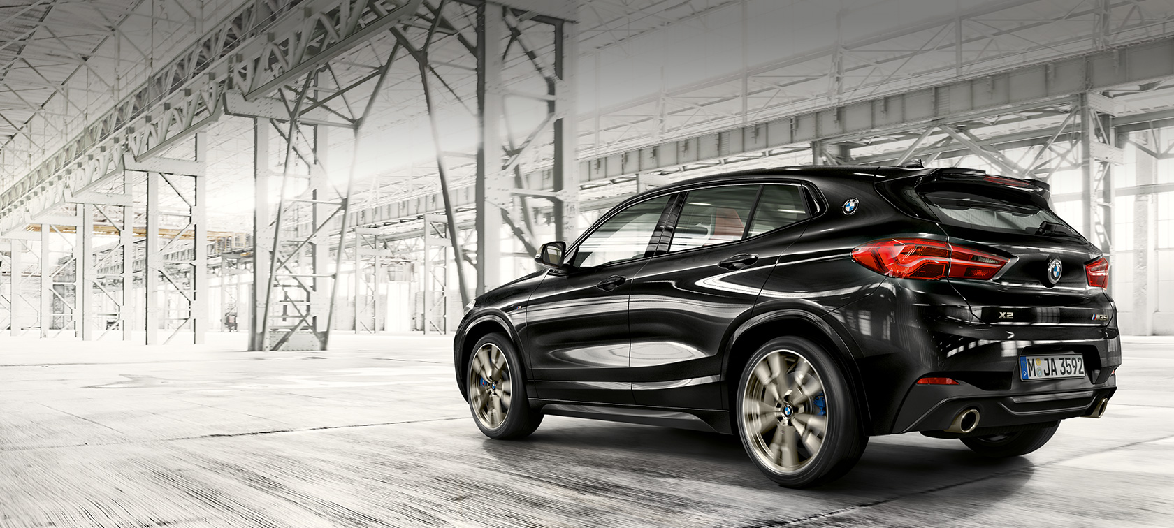 Dreiviertel-Heckansicht BMW X2 M35i F39 BMW X2 M35i Saphirschwarz metallic F39 Dreiviertel-Heckansicht