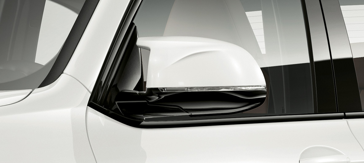 Extérieur de la BMW X3 M en Alpinweiß, coques de rétroviseur dans la teinte extérieure. BMW X3 M, coques des rétroviseurs dans la teinte extérieure.