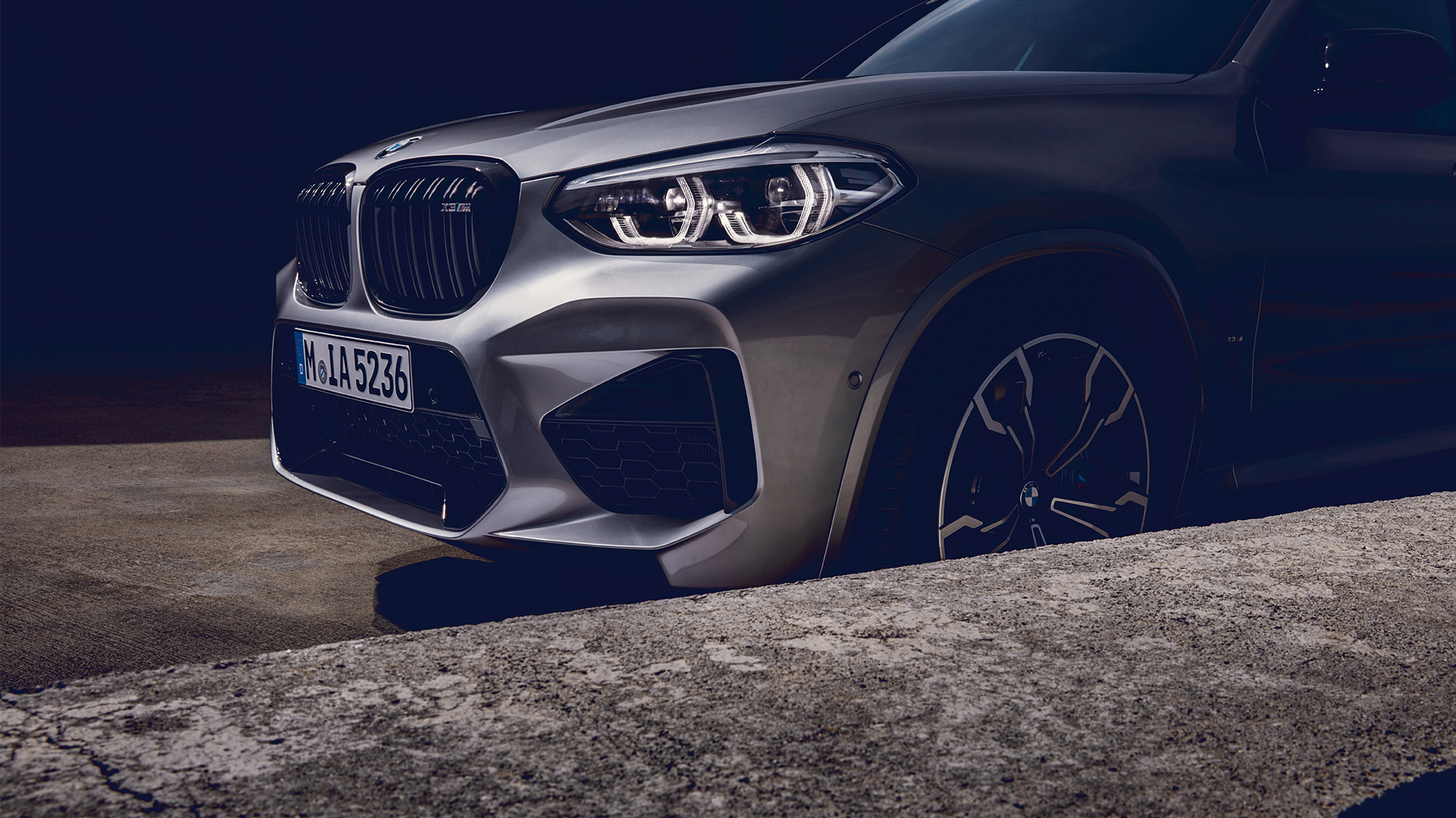 BMW X3 M Competition, vista laterale anteriore. F97 BMW X3 M Competition in Donington Grey metallizzato, esterni, vista laterale anteriore. F97