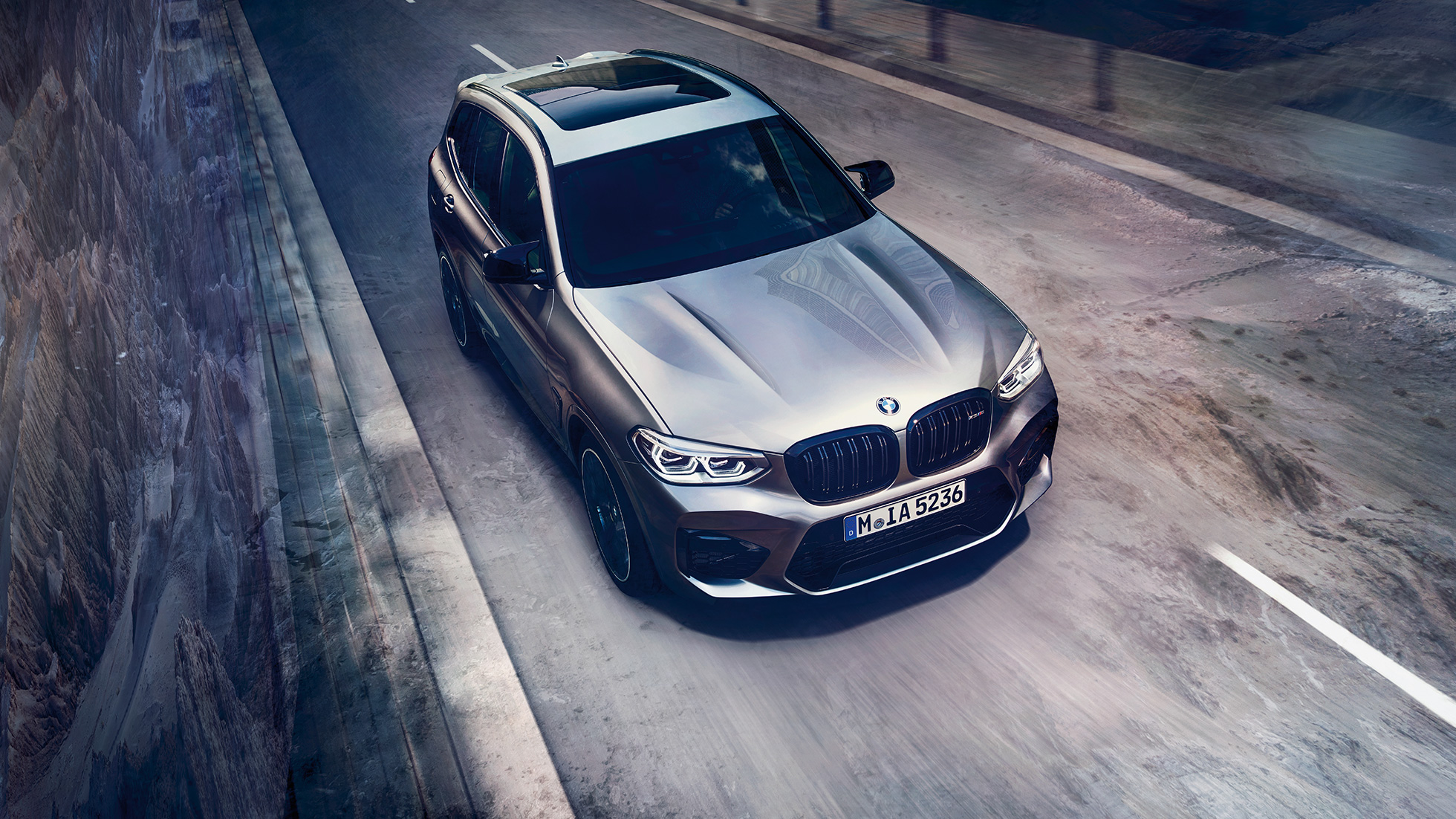 BMW X3 M Competition, con prospettiva a volo di uccello. BMW X3 M Competition in Donington Grey metallizzato, esterni, vista anteriore con prospettiva a volo di uccello.