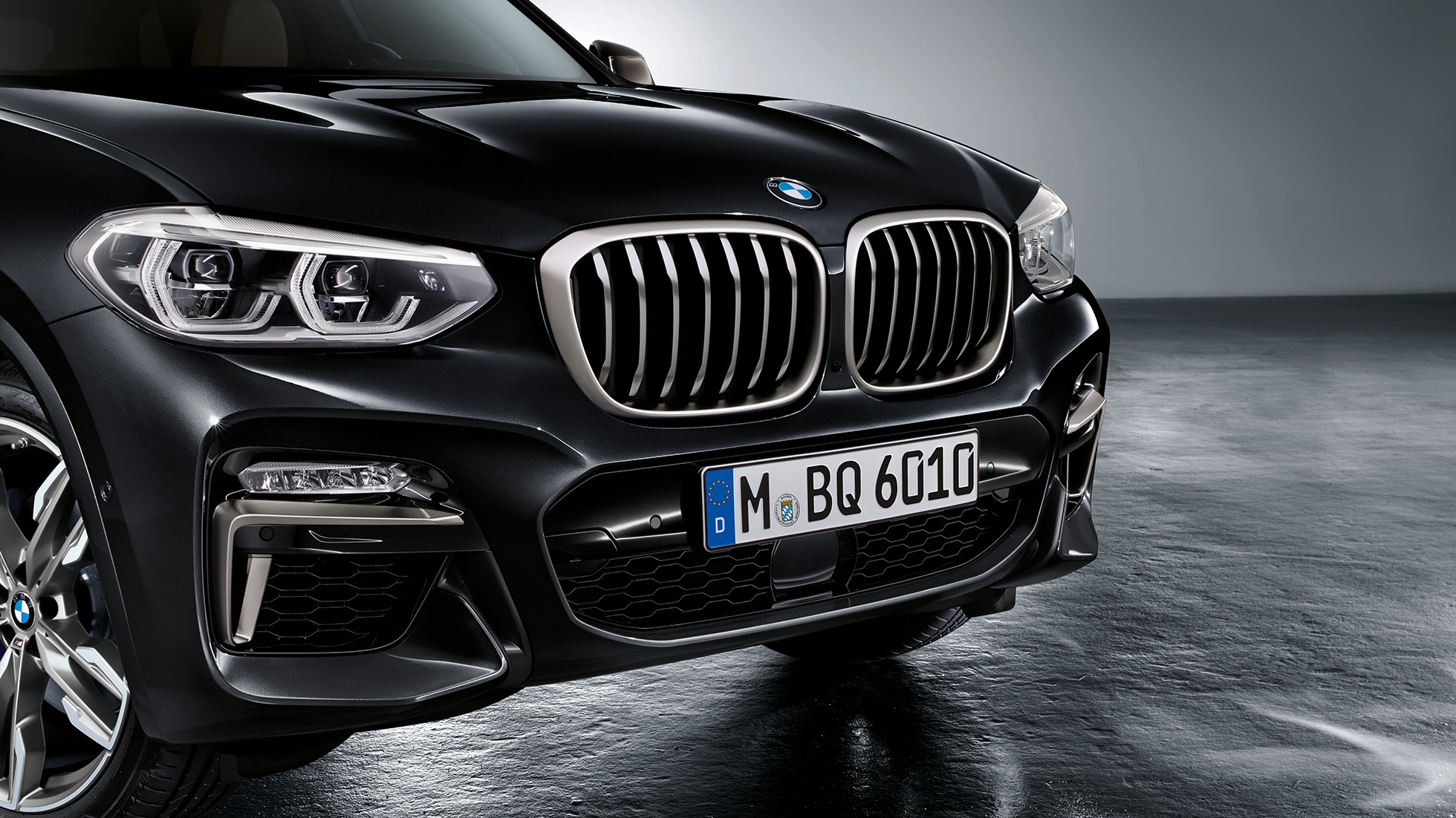 BMW X3 M40i e BMW X3 M40d, vista anteriore. BMW X3 M40i e BMW X3 M40d in Sapphire Black metallizzato, esterni, vista anteriore con elementi di design in Cerium Grey.