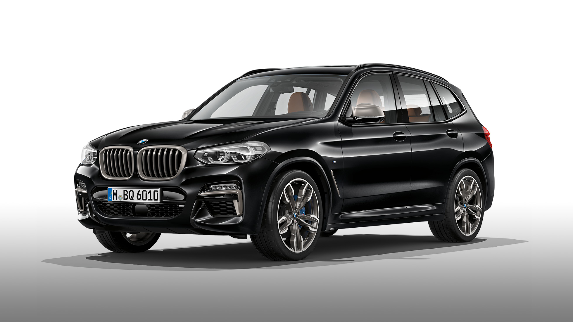 BMW X3 M40i e BMW X3 M40d, vista laterale. BMW X3 M40i e BMW X3 M40d in Sapphire Black metallizzato, esterni, vista laterale.