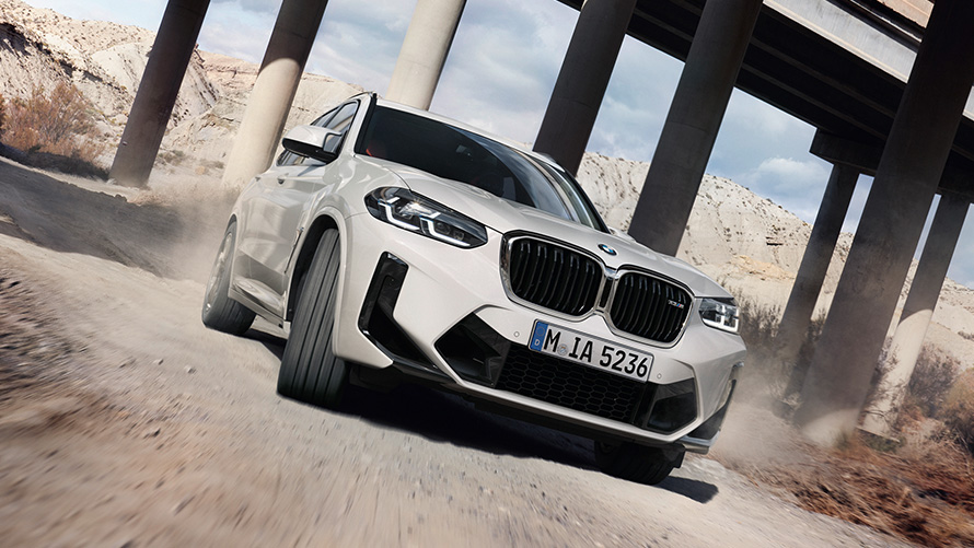 BMW X3 M F97 LCI Facelift 2021 Alpinweiss Dreiviertel-Frontansicht fahrend durch Kurve