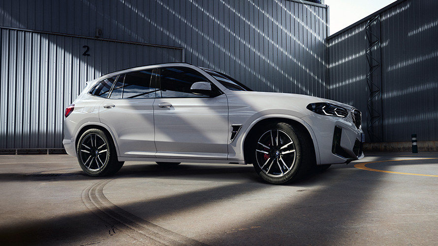 BMW X3 M F97 LCI Facelift 2021 Alpinweiss Seitenansicht stehend