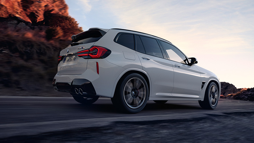 BMW X3 M F97 LCI Facelift 2021 Alpinweiss seitliche Heckansicht Froschperspektive