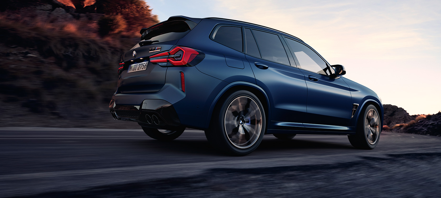 BMW X3 M Competition F97 LCI 2021 Dreiviertel-Heckansicht Froschperspektive BMW X3 M Competition F97 LCI Facelift 2021 Frozen Marina Bay Blau metallic fahrend Dreiviertel-Heckansicht Froschperspektive
