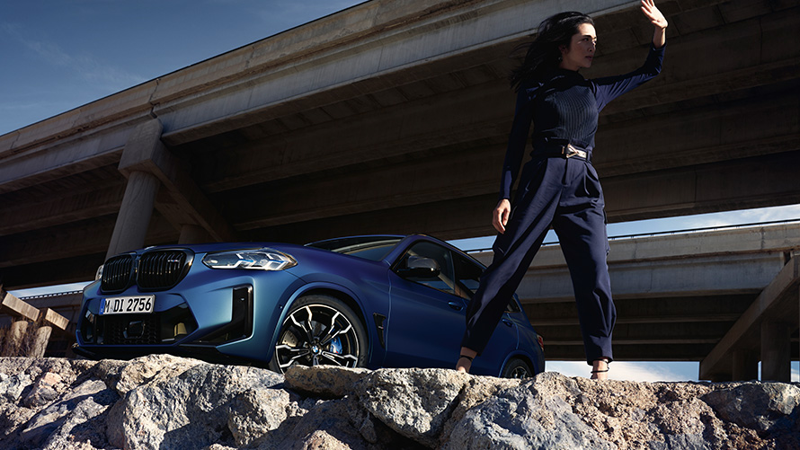 BMW X3 M Competition F97 LCI Facelift 2021 Dreiviertel-Frontansicht mit Model BMW X3 M Competition F97 LCI Facelift 2021 BMW Individual Frozen Portimao Blau metallic Dreiviertel-Frontansicht mit Model