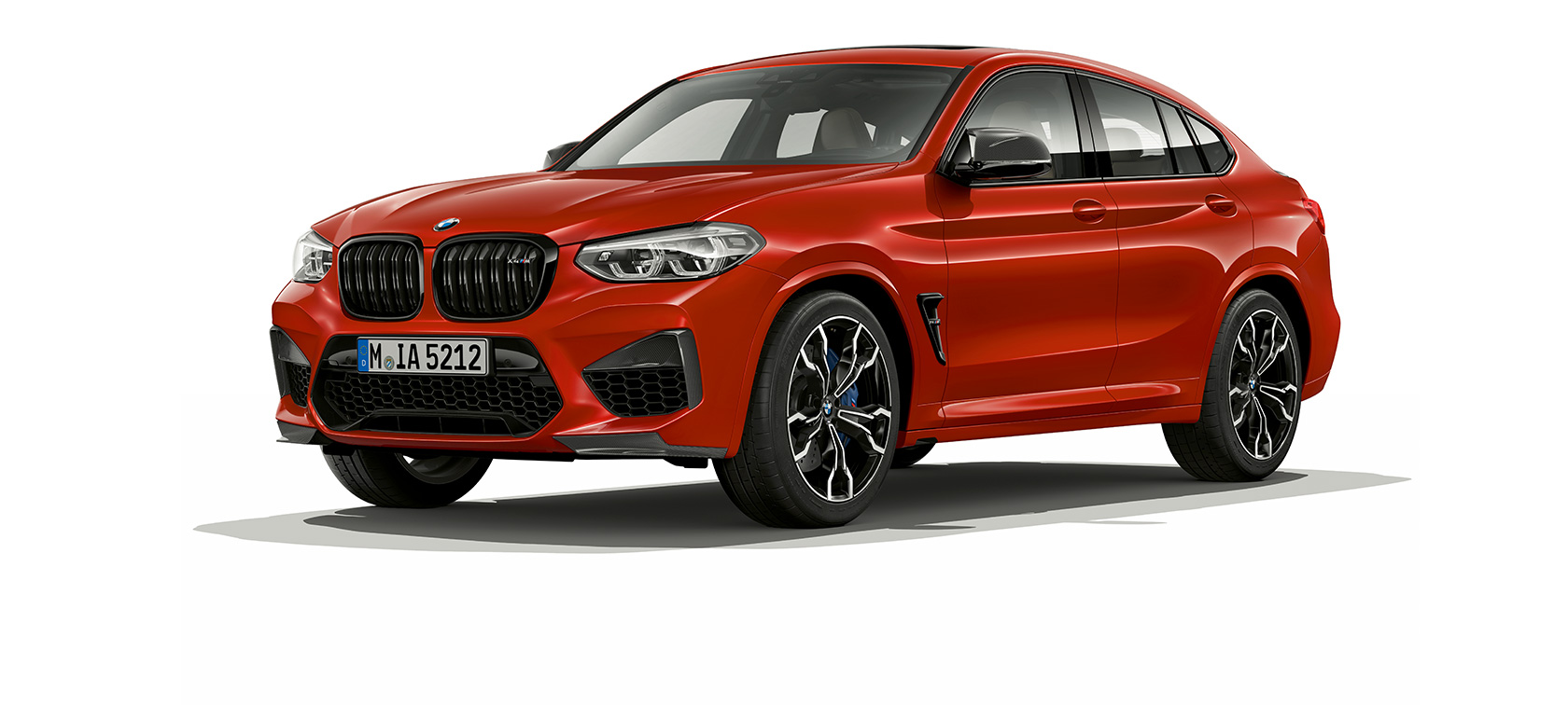 BMW X4 M Competition, vista laterale a tre quarti. F98 BMW X4 M Competition in Toronto Red metallizzato, esterni, vista laterale a tre quarti. F98