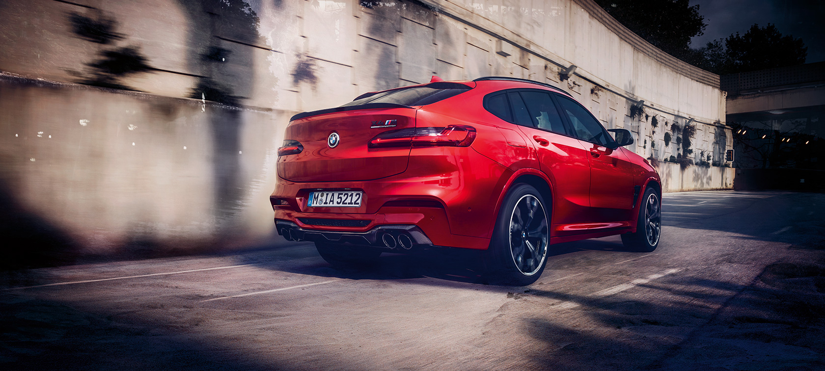 BMW X4 M Competition, vista posteriore a tre quarti. F98 BMW X4 M Competition in Toronto Red metallizzato, in movimento, esterni, vista posteriore a tre quarti. F98